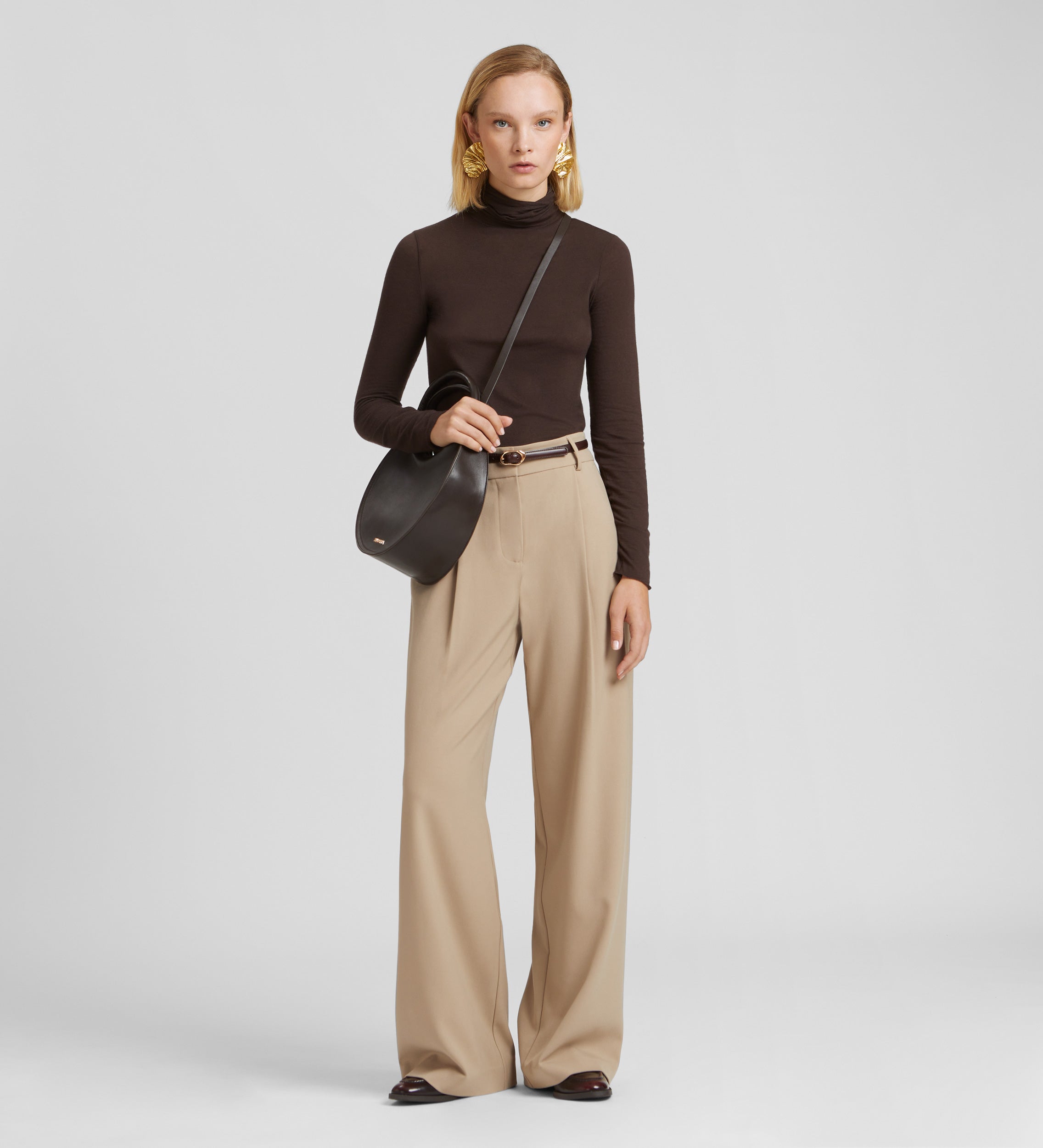 Wide pleated trousers