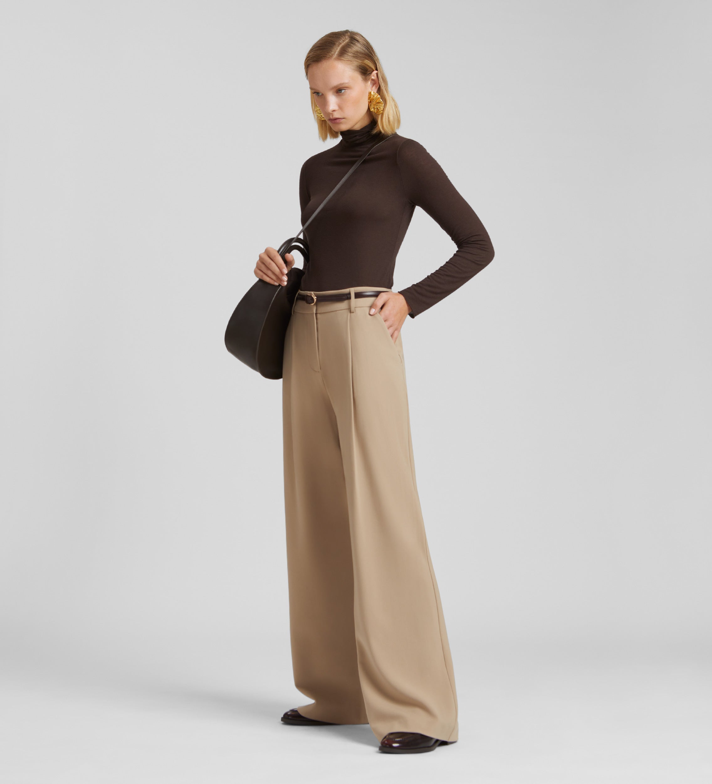 Wide pleated trousers