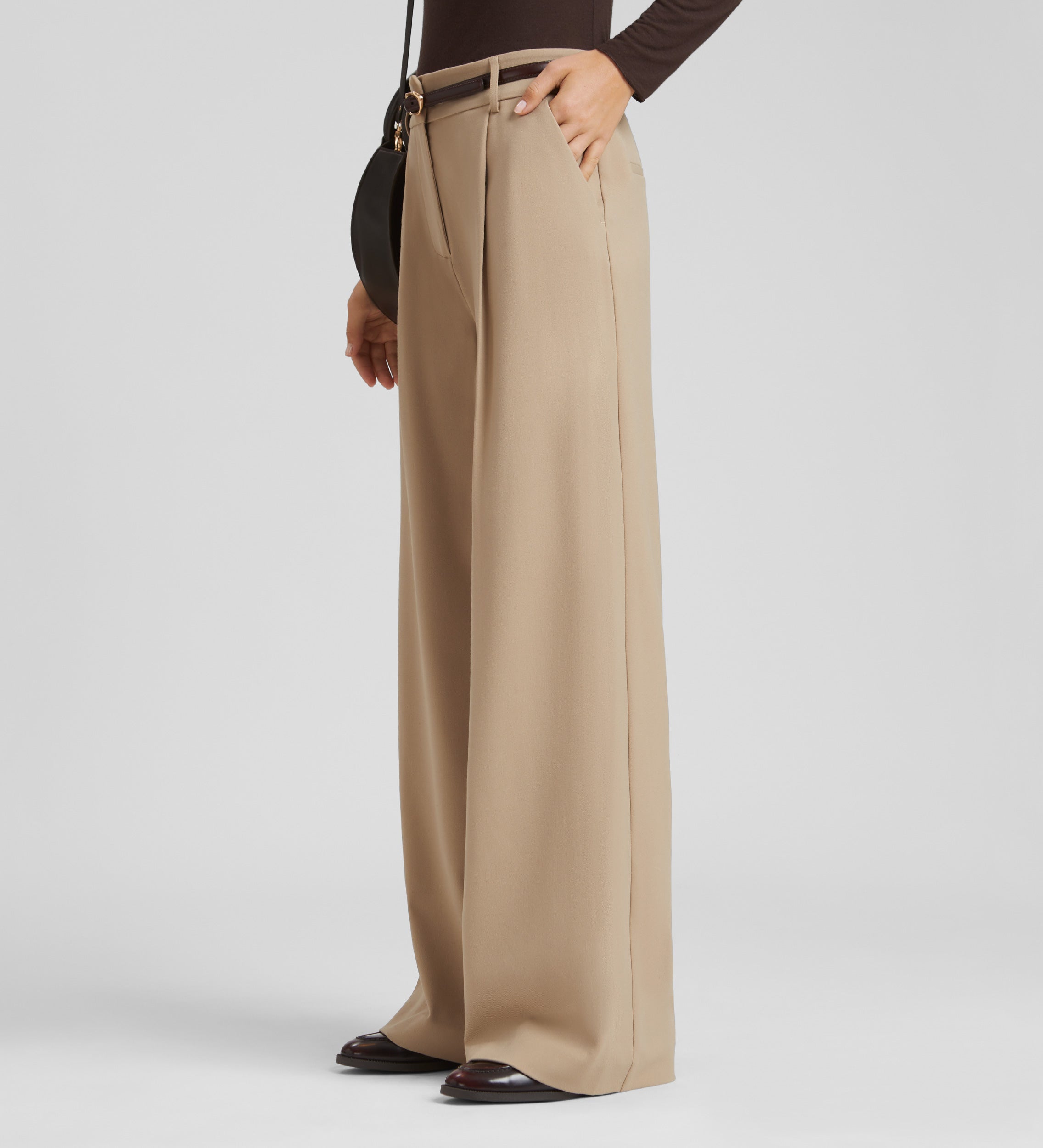 Wide pleated trousers