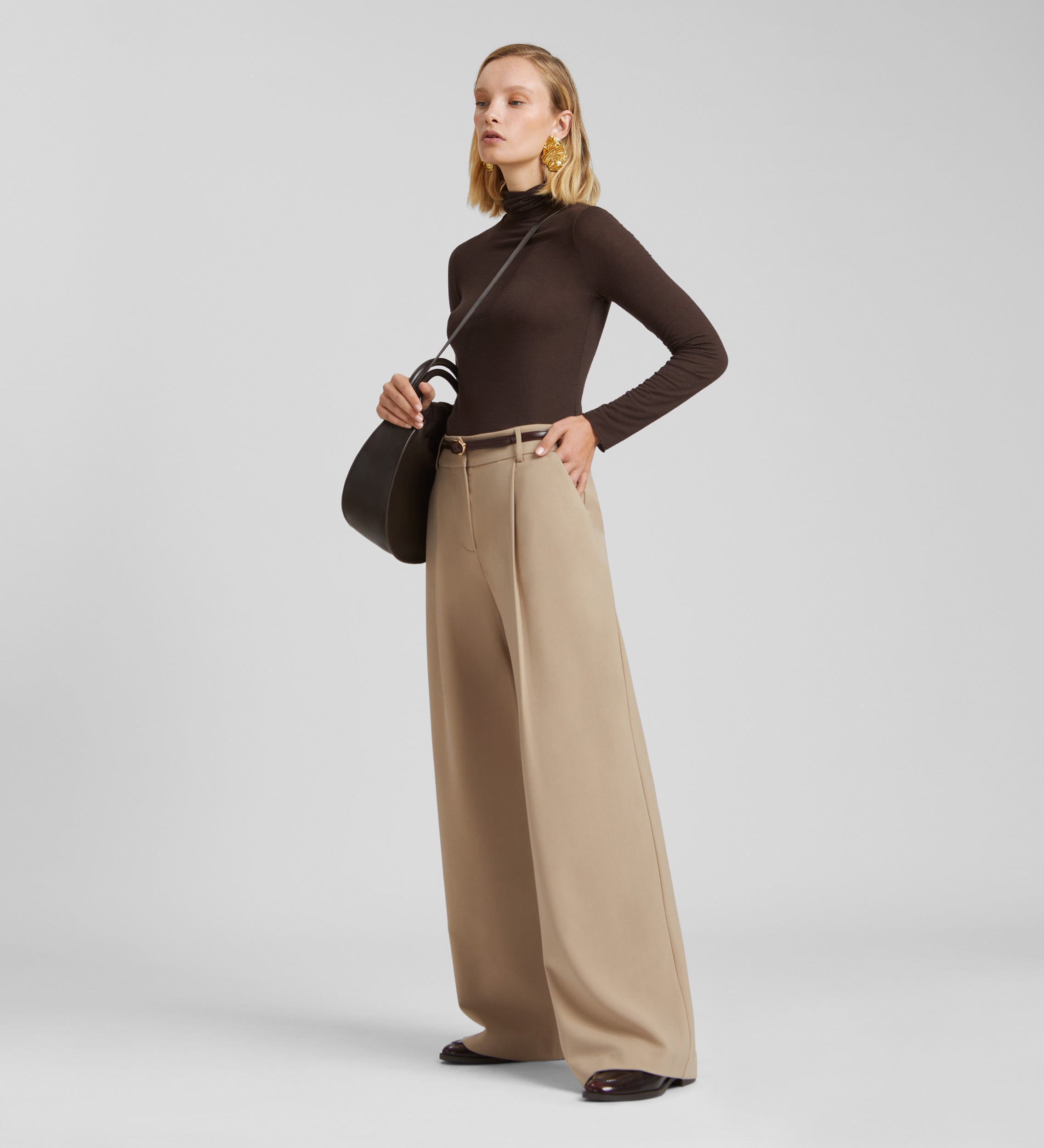 Wide pleated trousers