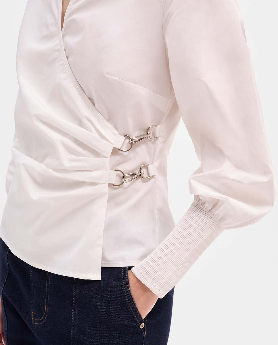 Camisa detalle mosquetón