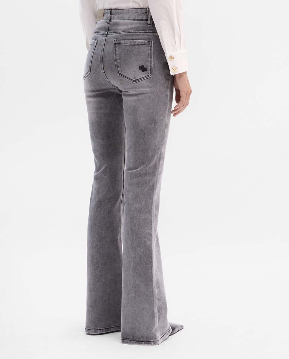 Pantalón vaquero acampanado