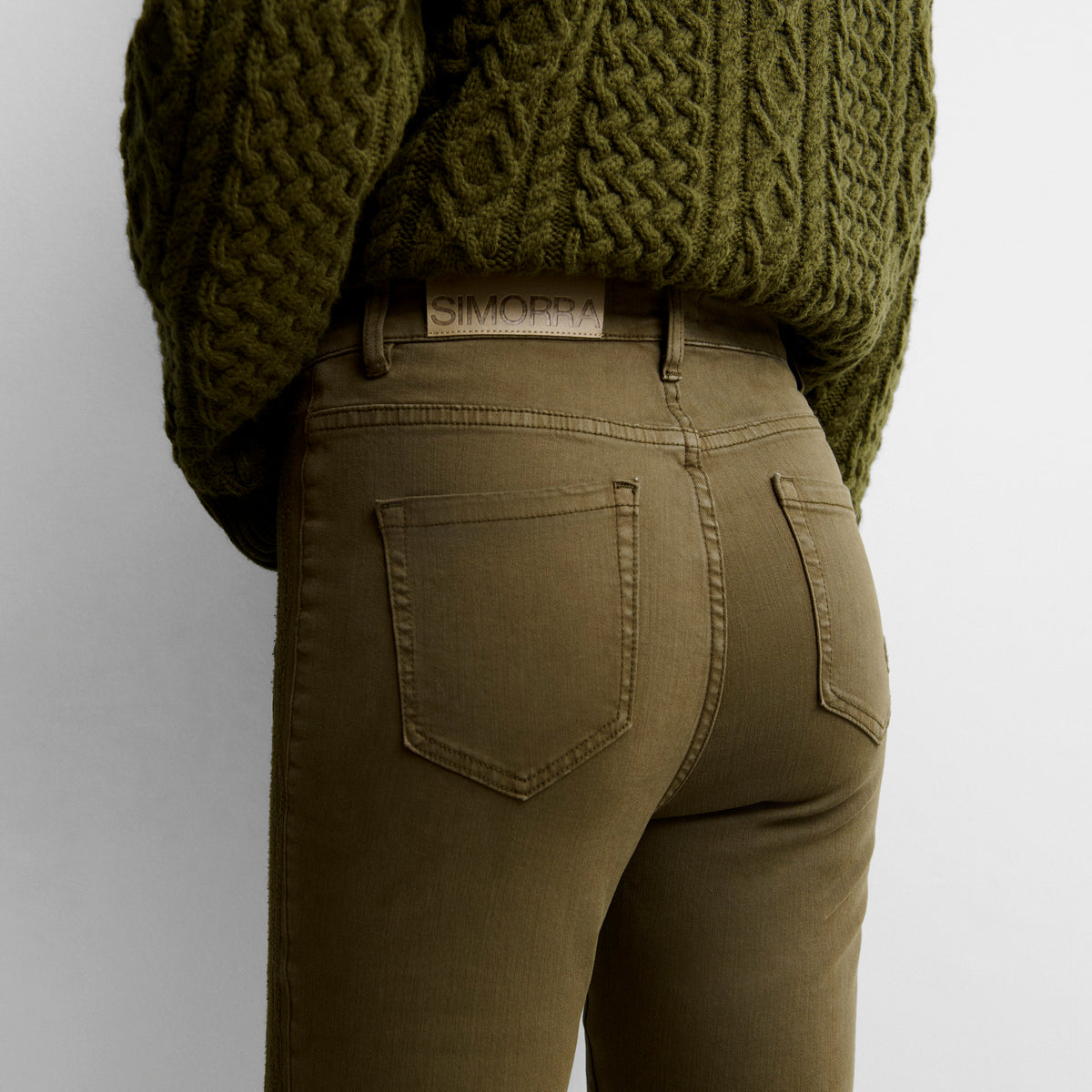 Pantalon slim broderie latérale