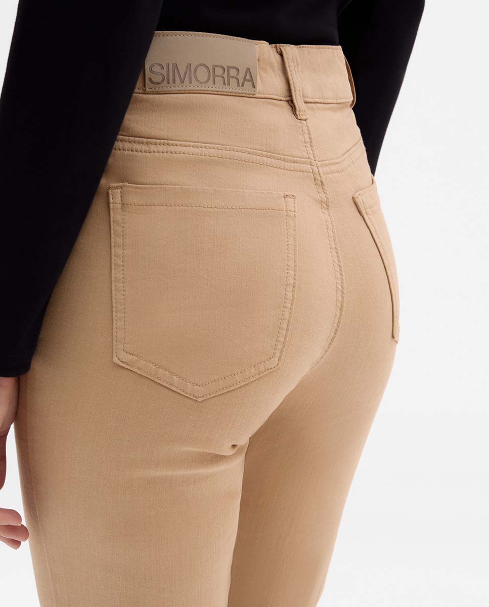 Pantalón bolsillos parche