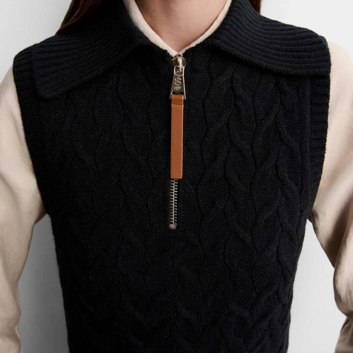 Gilet tricoté avec tresses