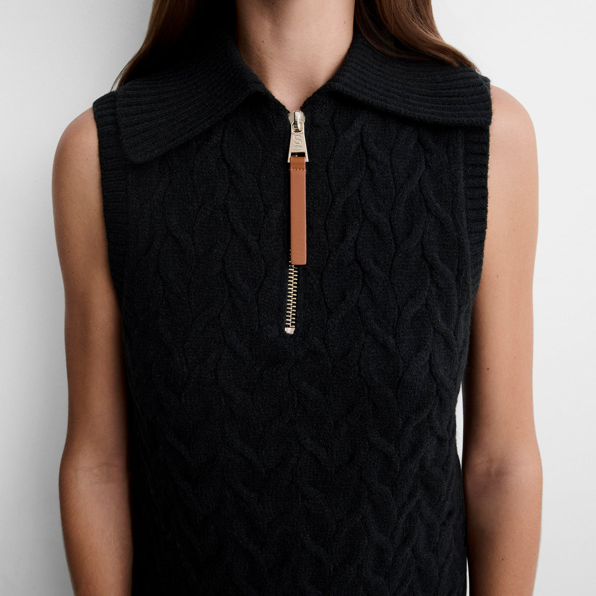 Gilet tricoté avec tresses