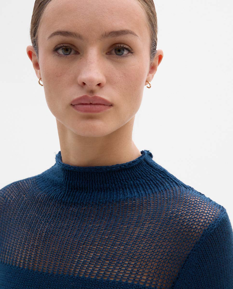 Sweater with unstitched detail