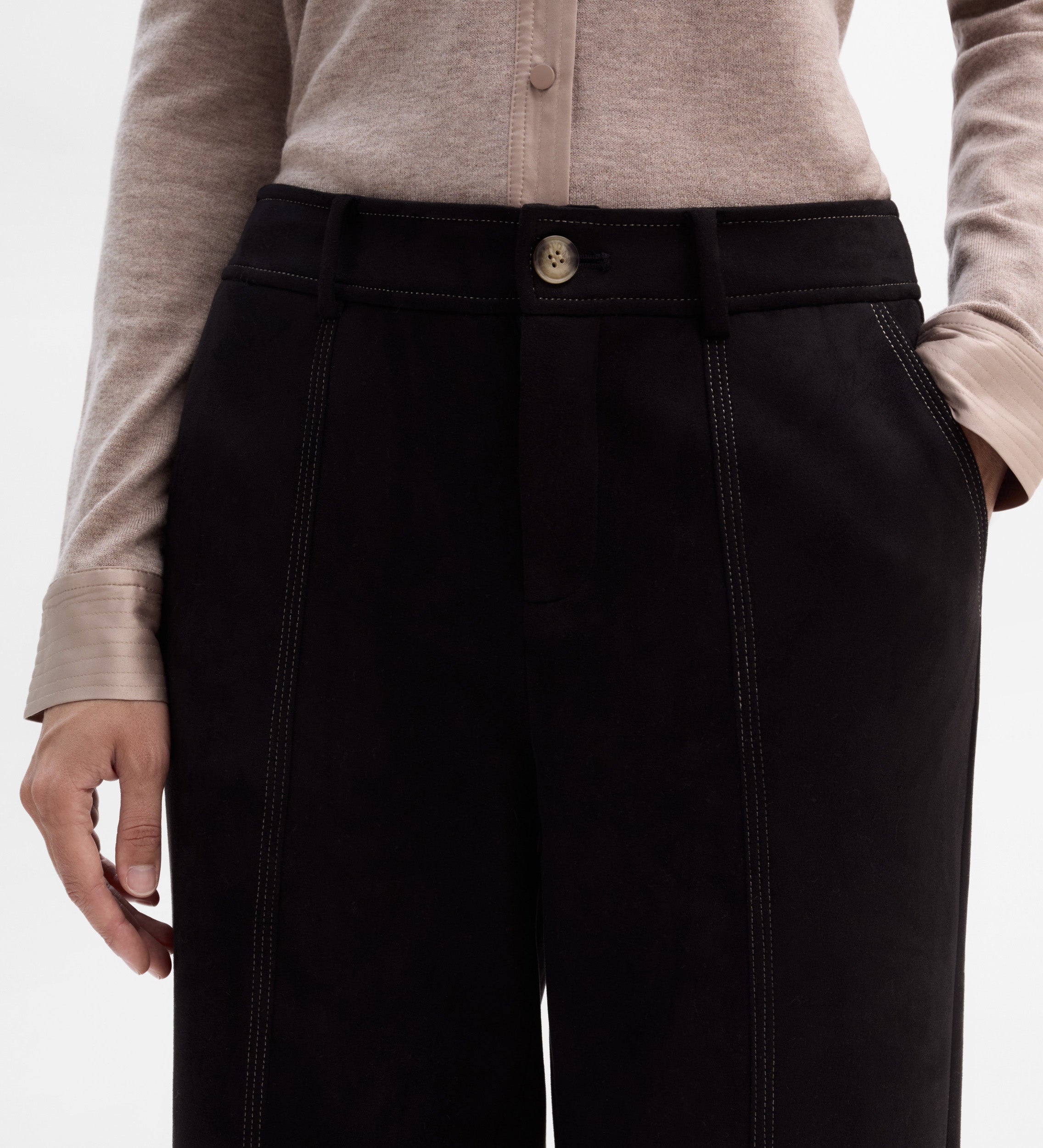 Pantalón antelina pespuntes