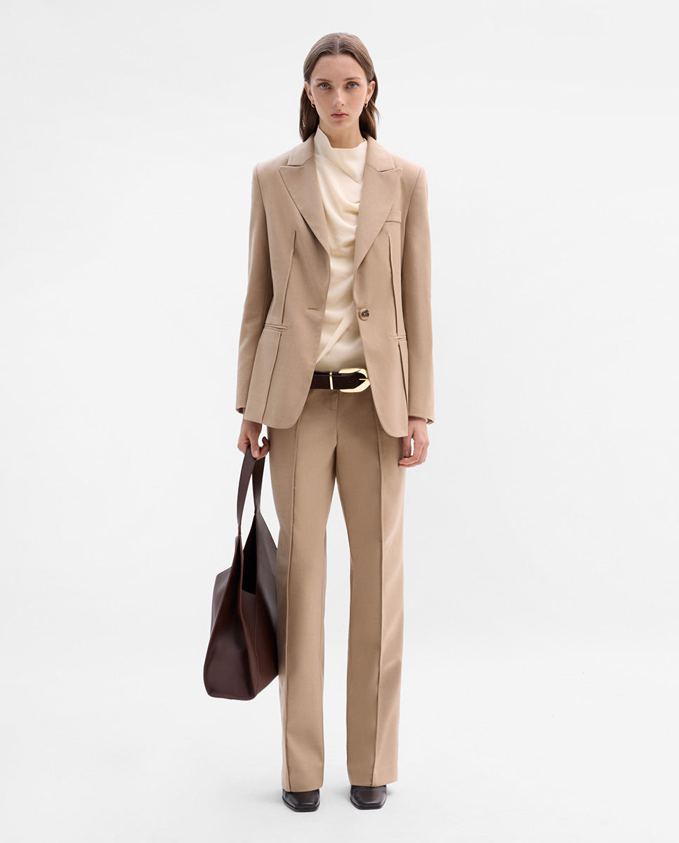 Fitted blazer with seams