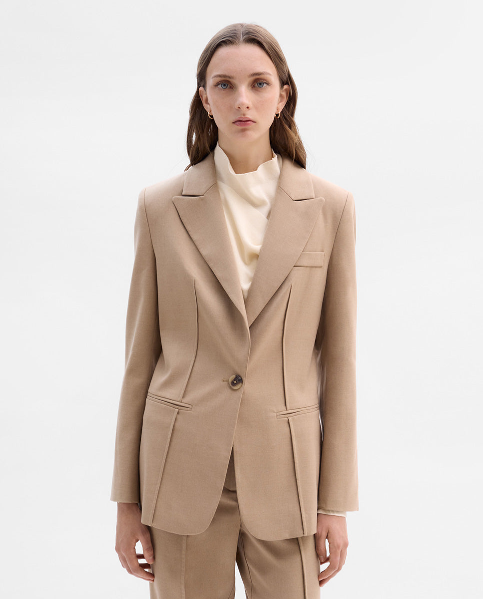 Fitted blazer with seams
