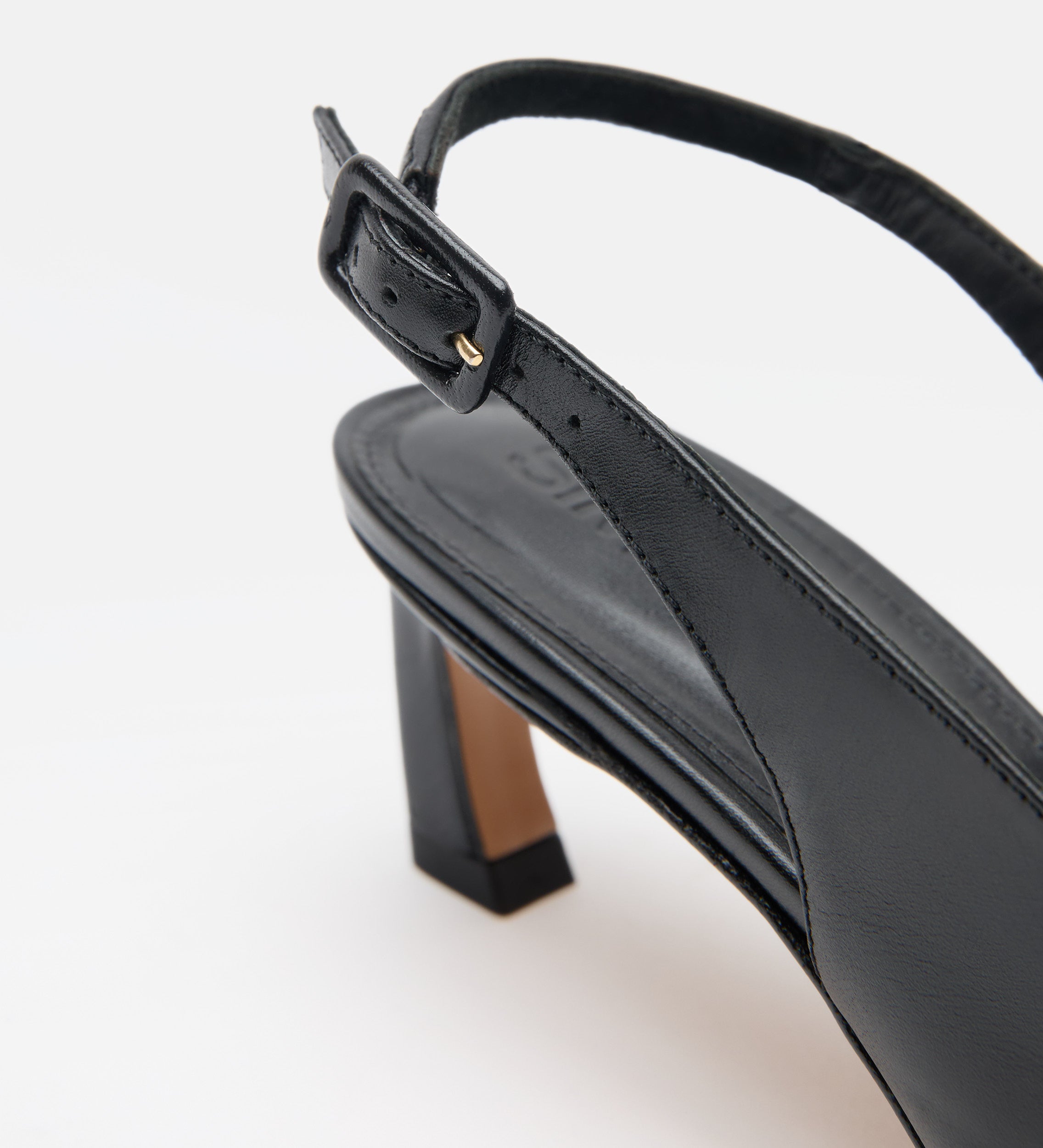 Zapato tacón destalonado