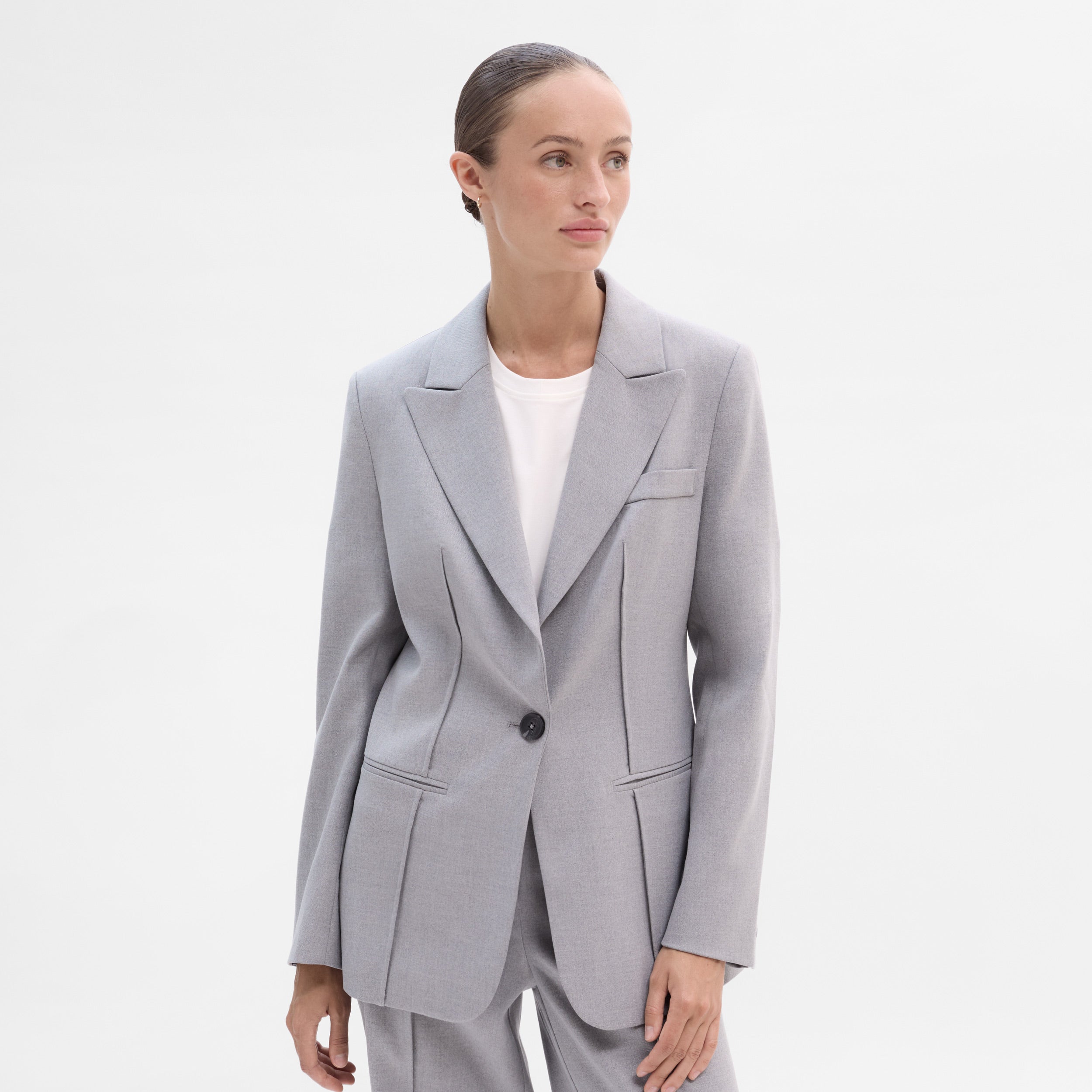 Fitted blazer with seams