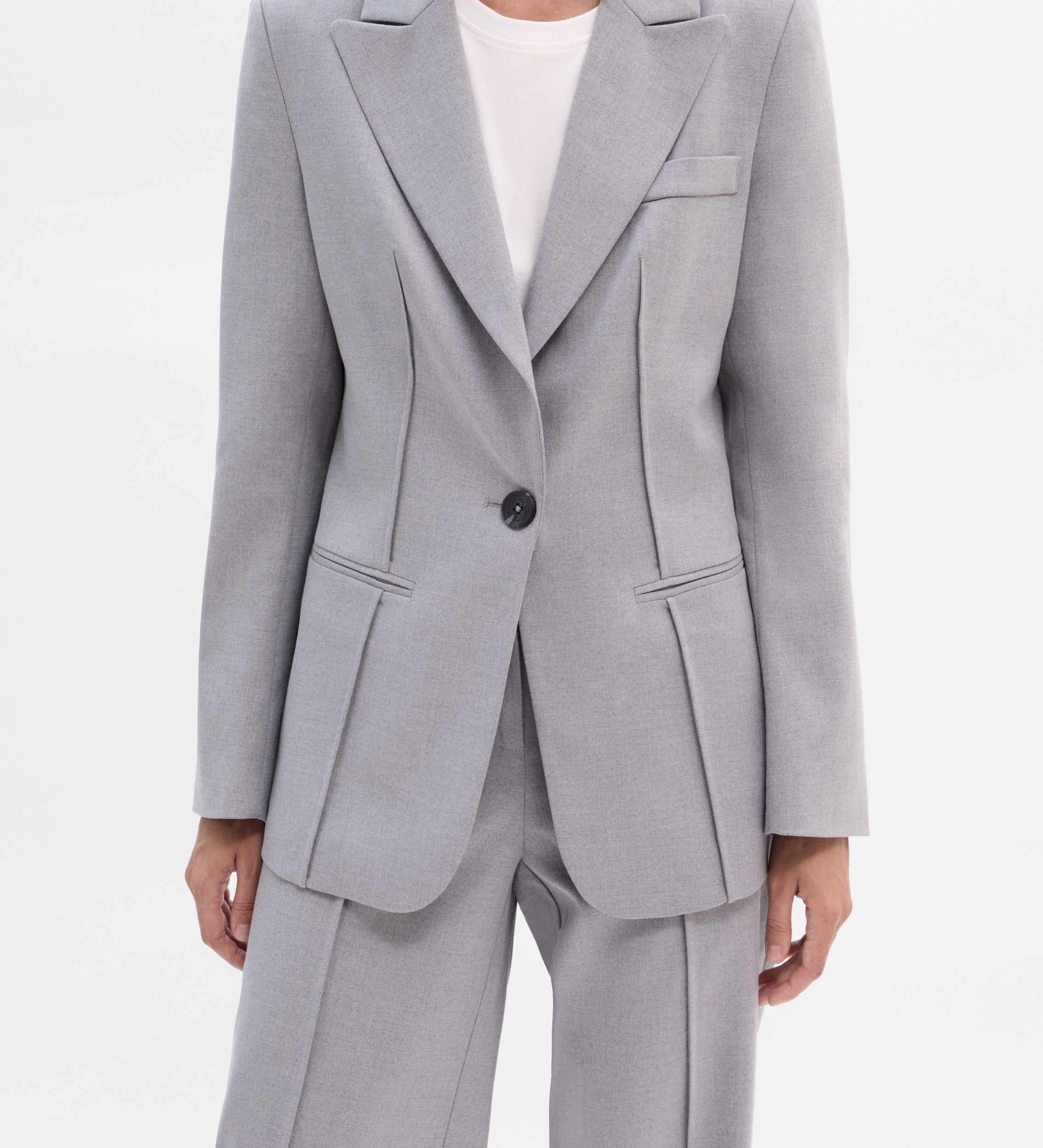 Fitted blazer with seams