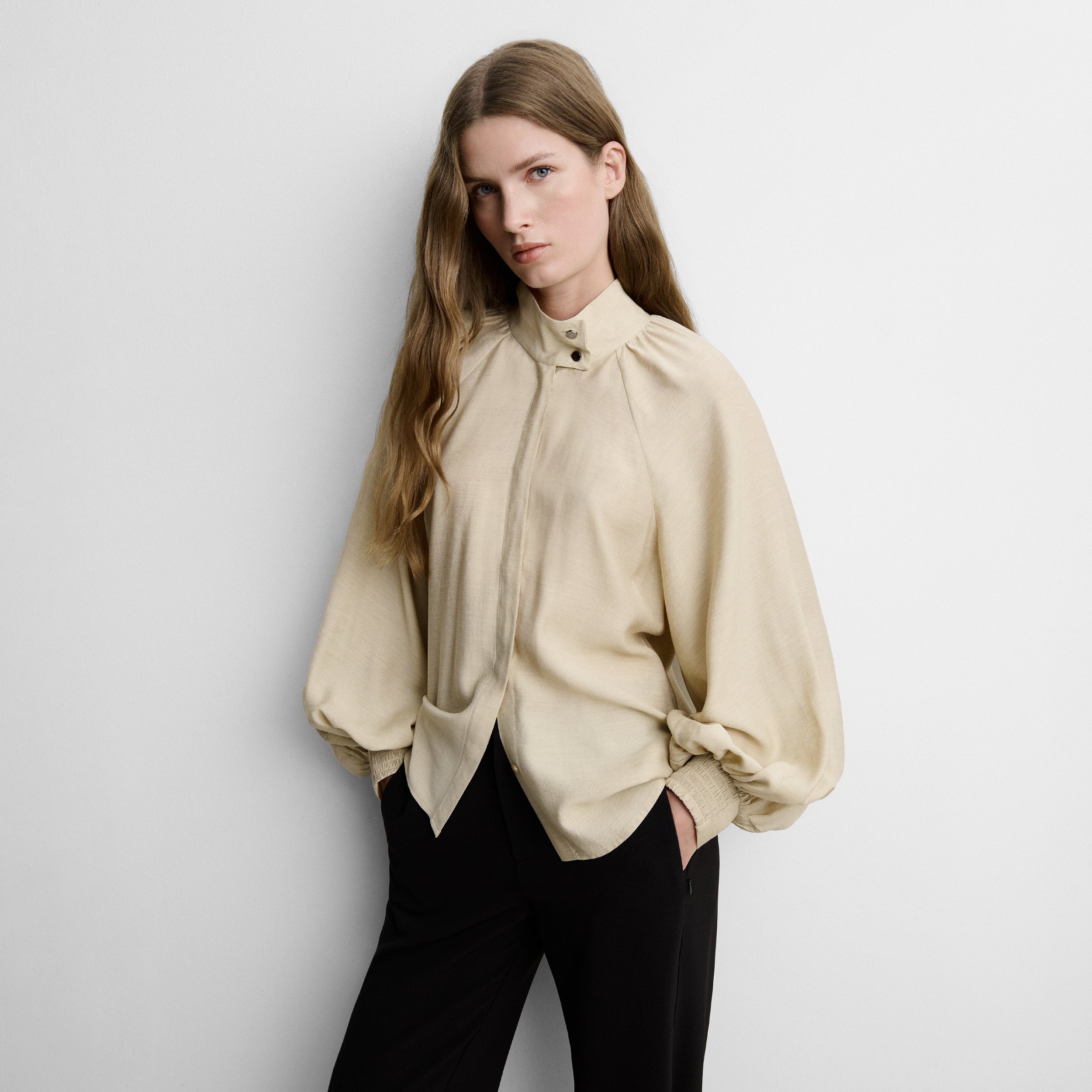 Blusa fluida cuello chimena