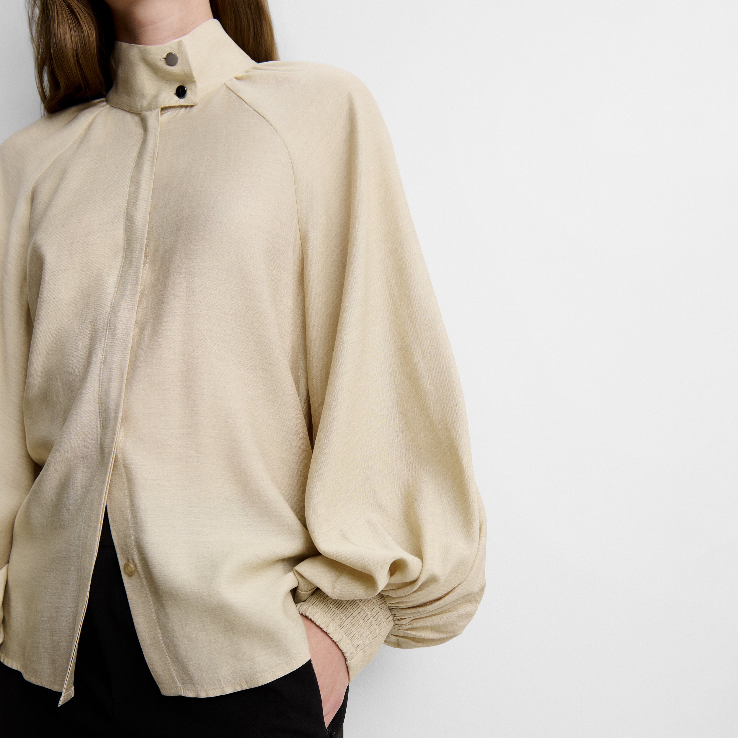 Blusa fluida cuello chimena