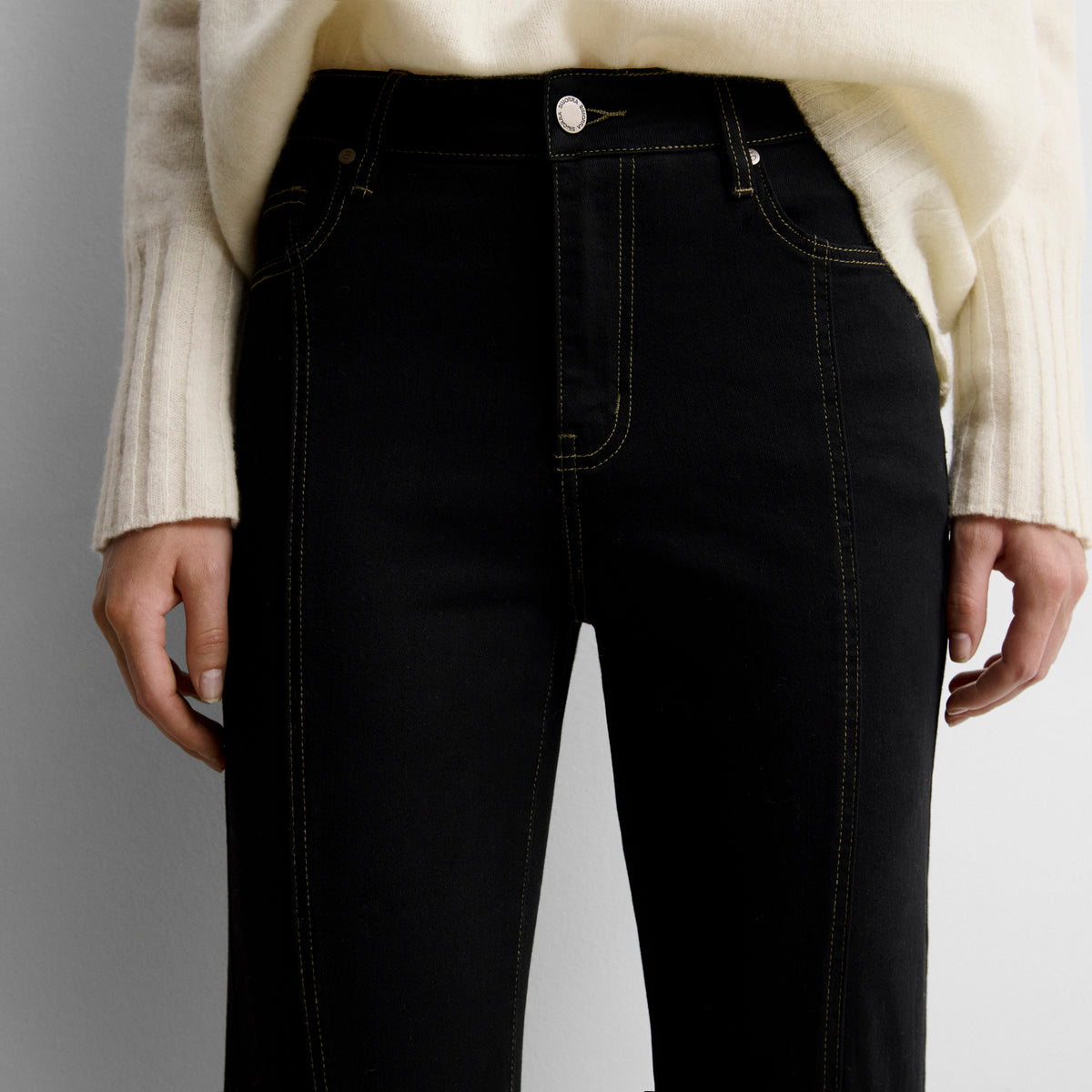Pantalón sarga pespuntes contraste