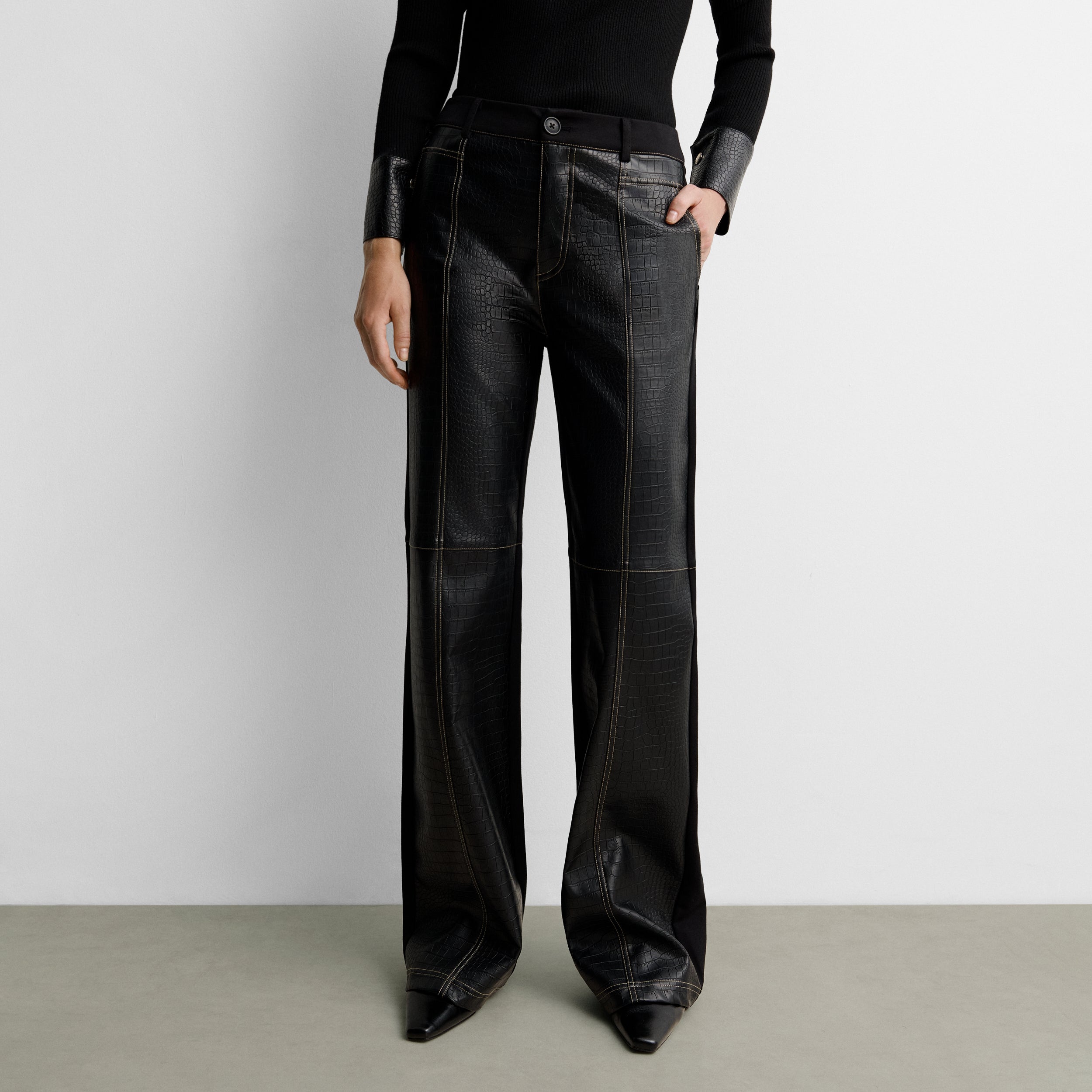 Two-material trousers with topstitching
