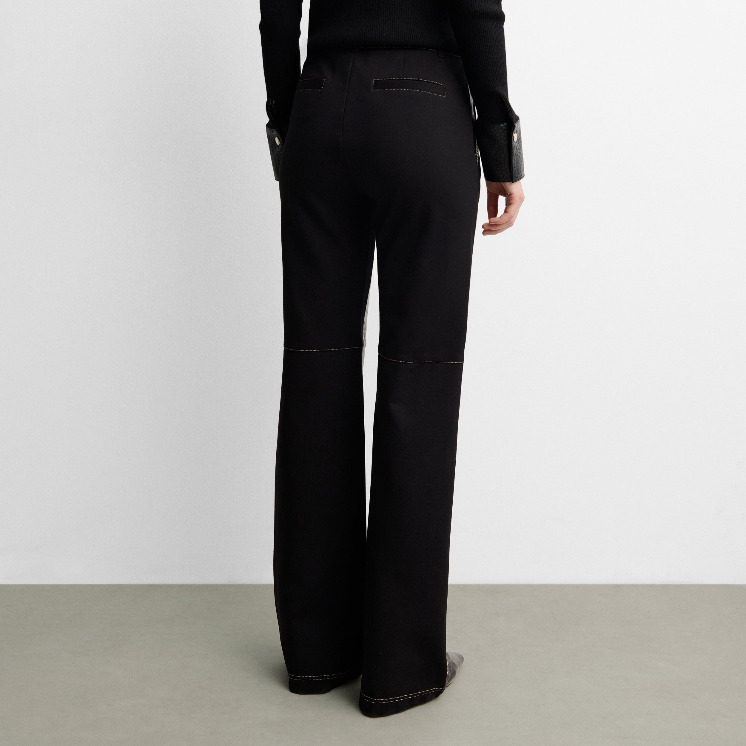Two-material trousers with topstitching