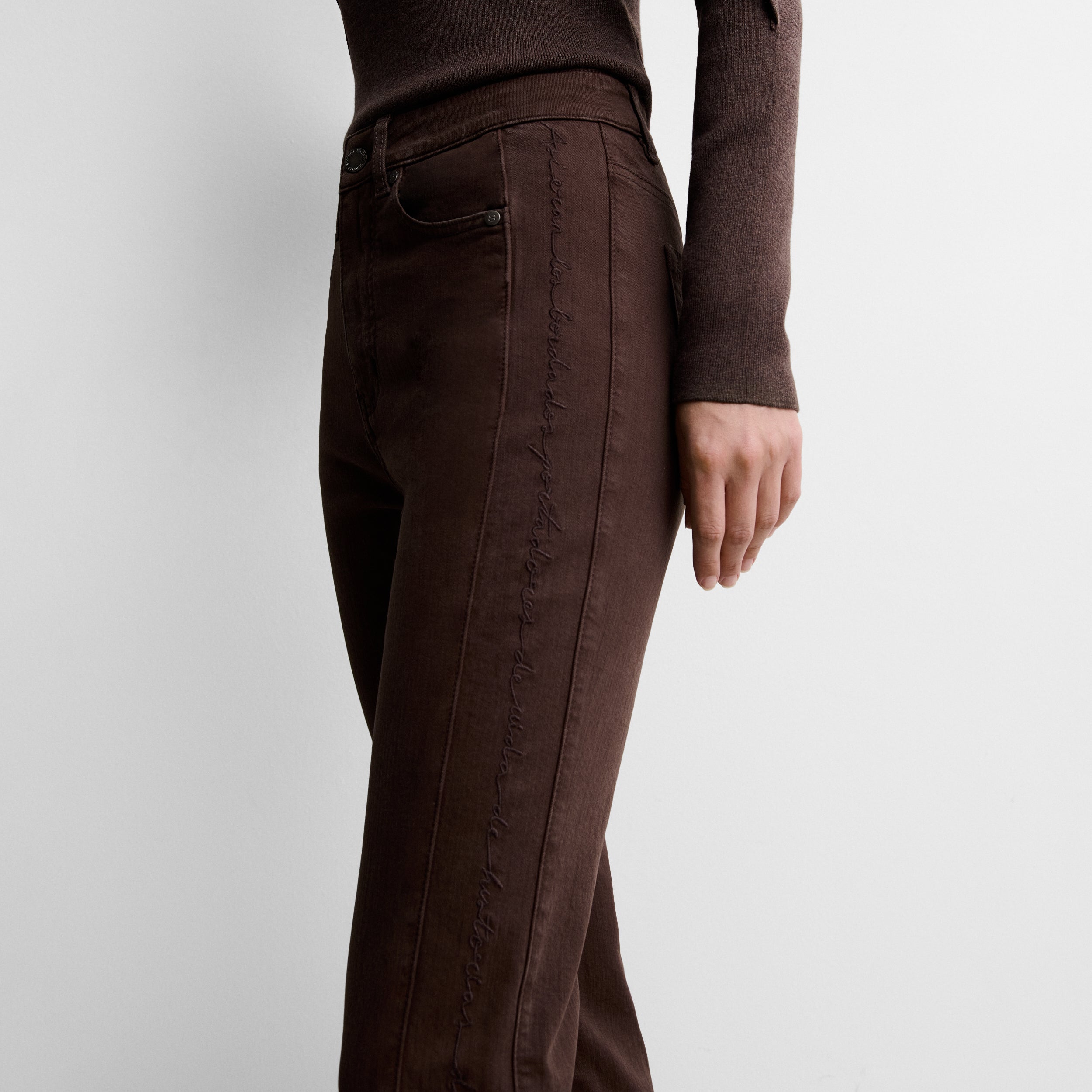 Pantalón vaquero slim bordado
