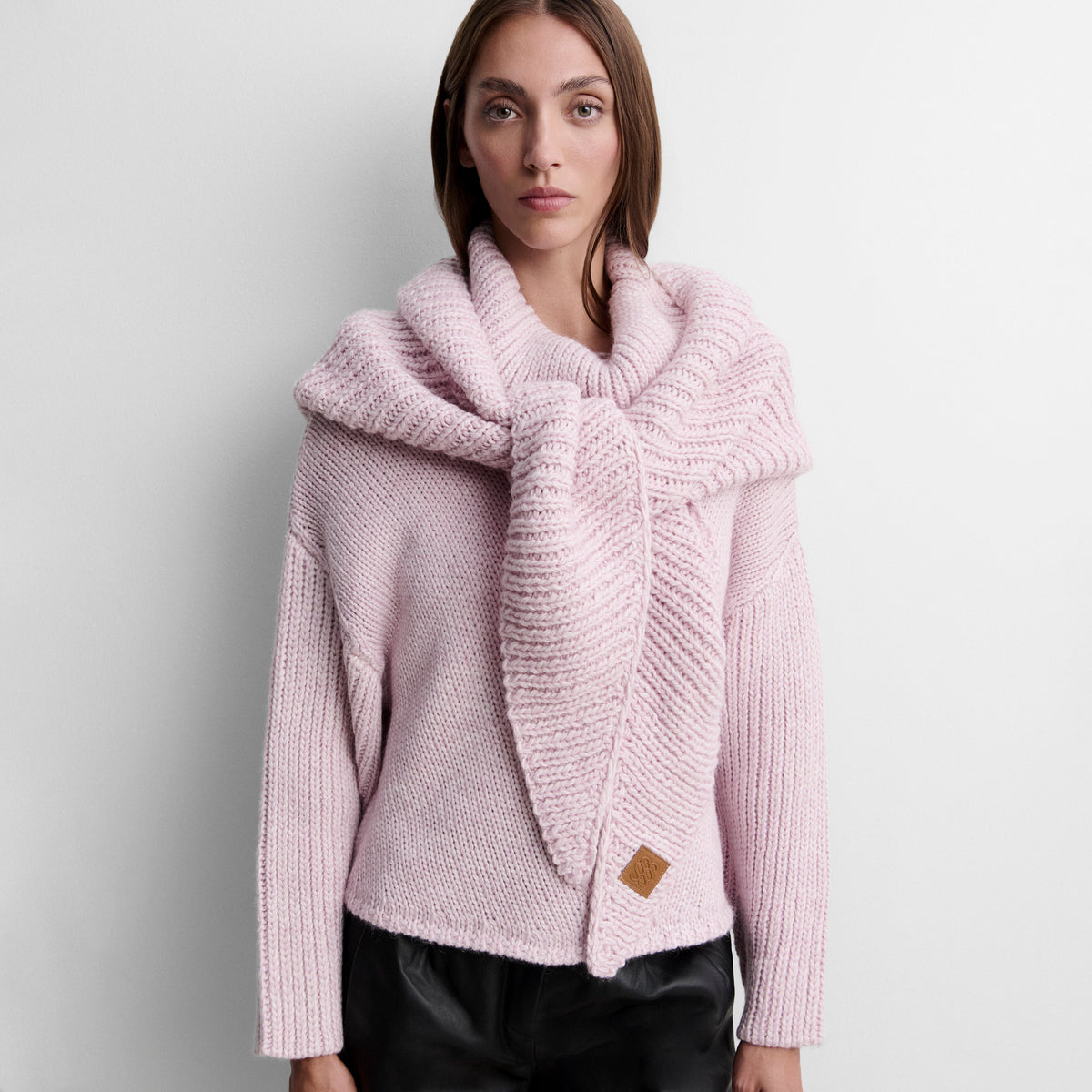 Triangular knit scarf