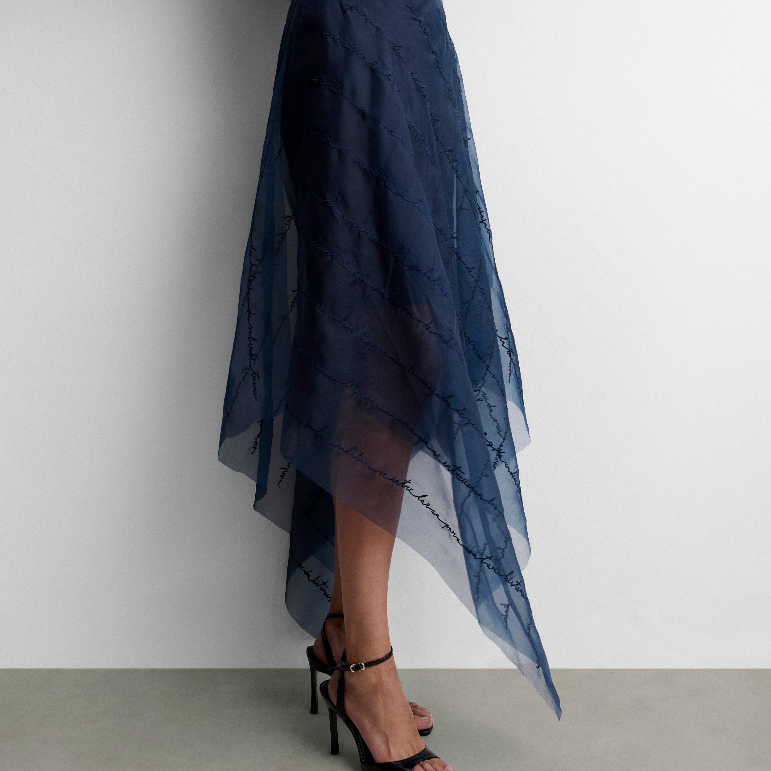 Falda organza bordada