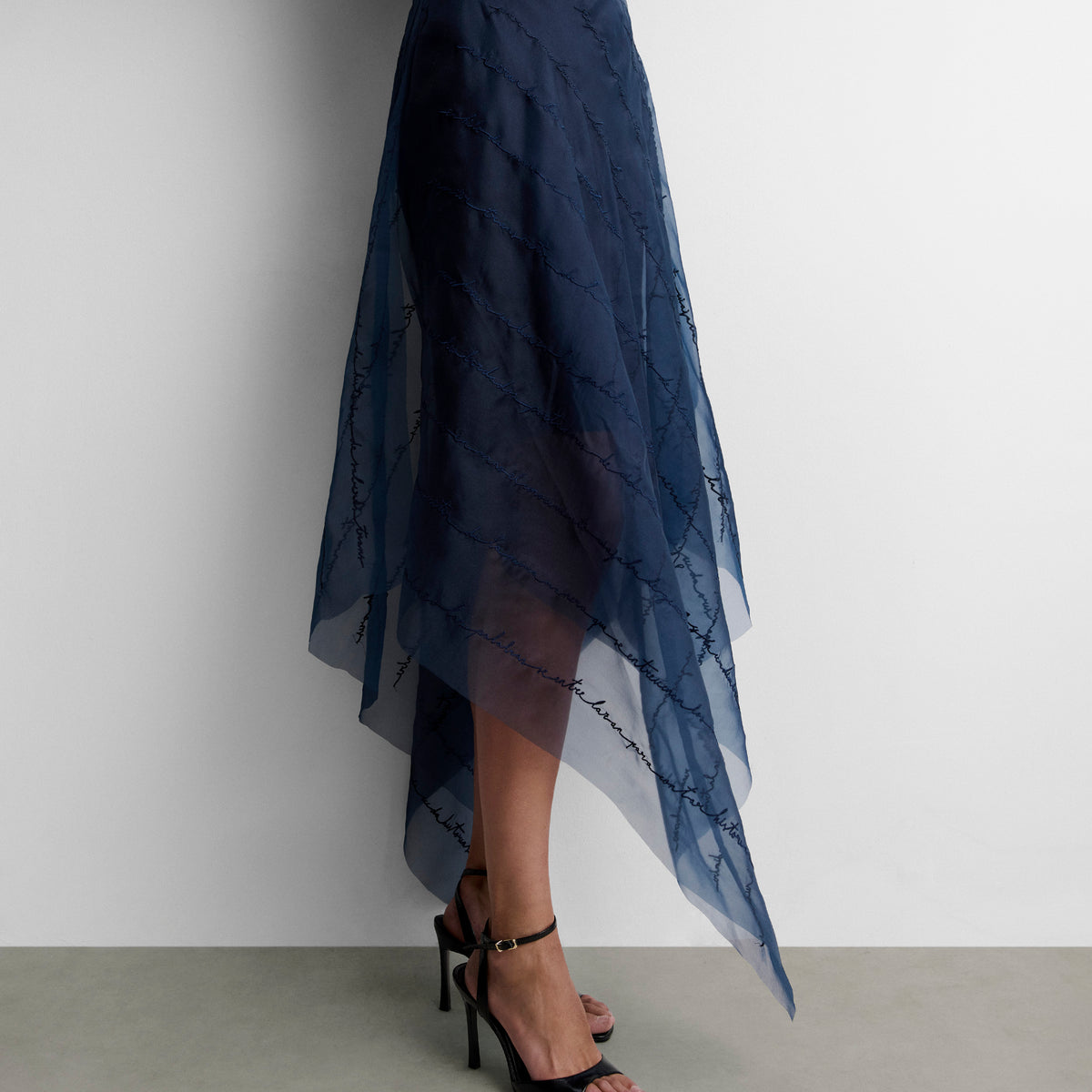 Falda organza bordada