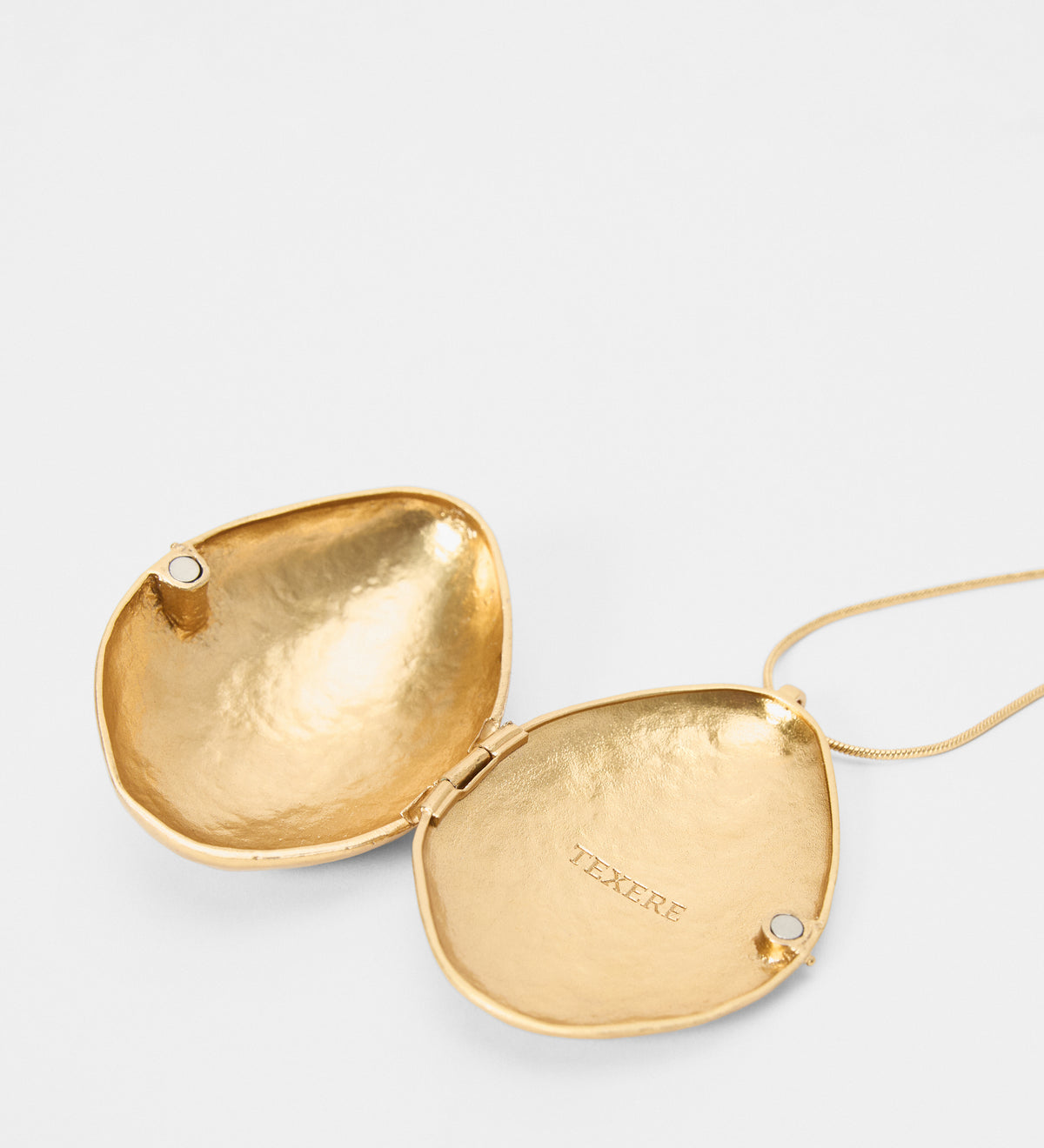 Collar dorado relicario
