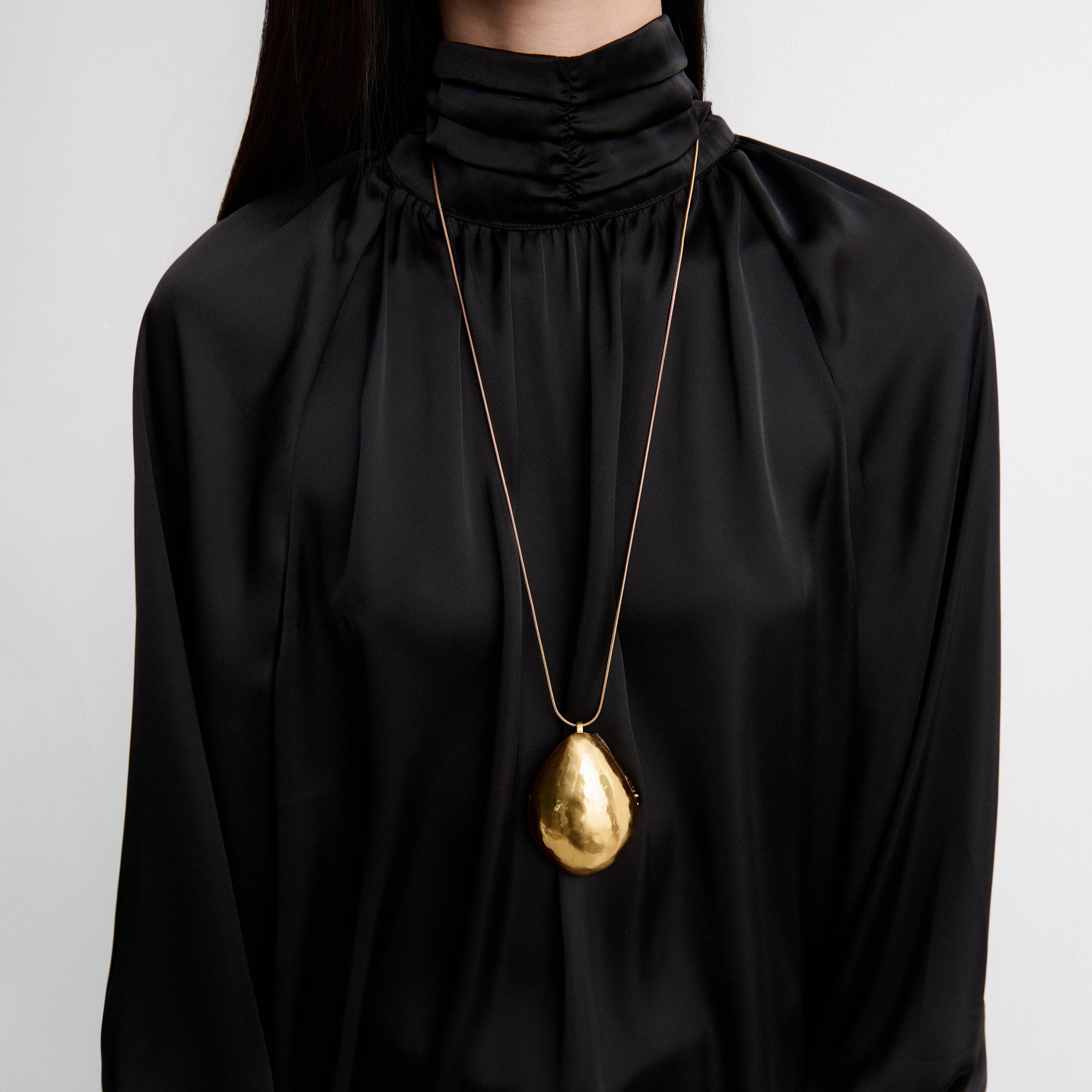 Collar dorado relicario