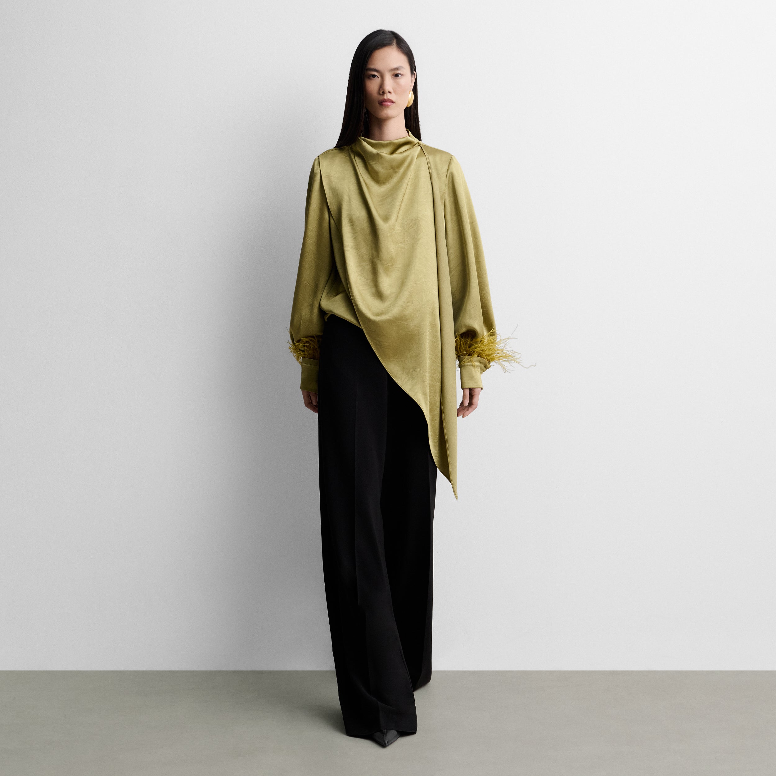 Blouse satinée à plumes