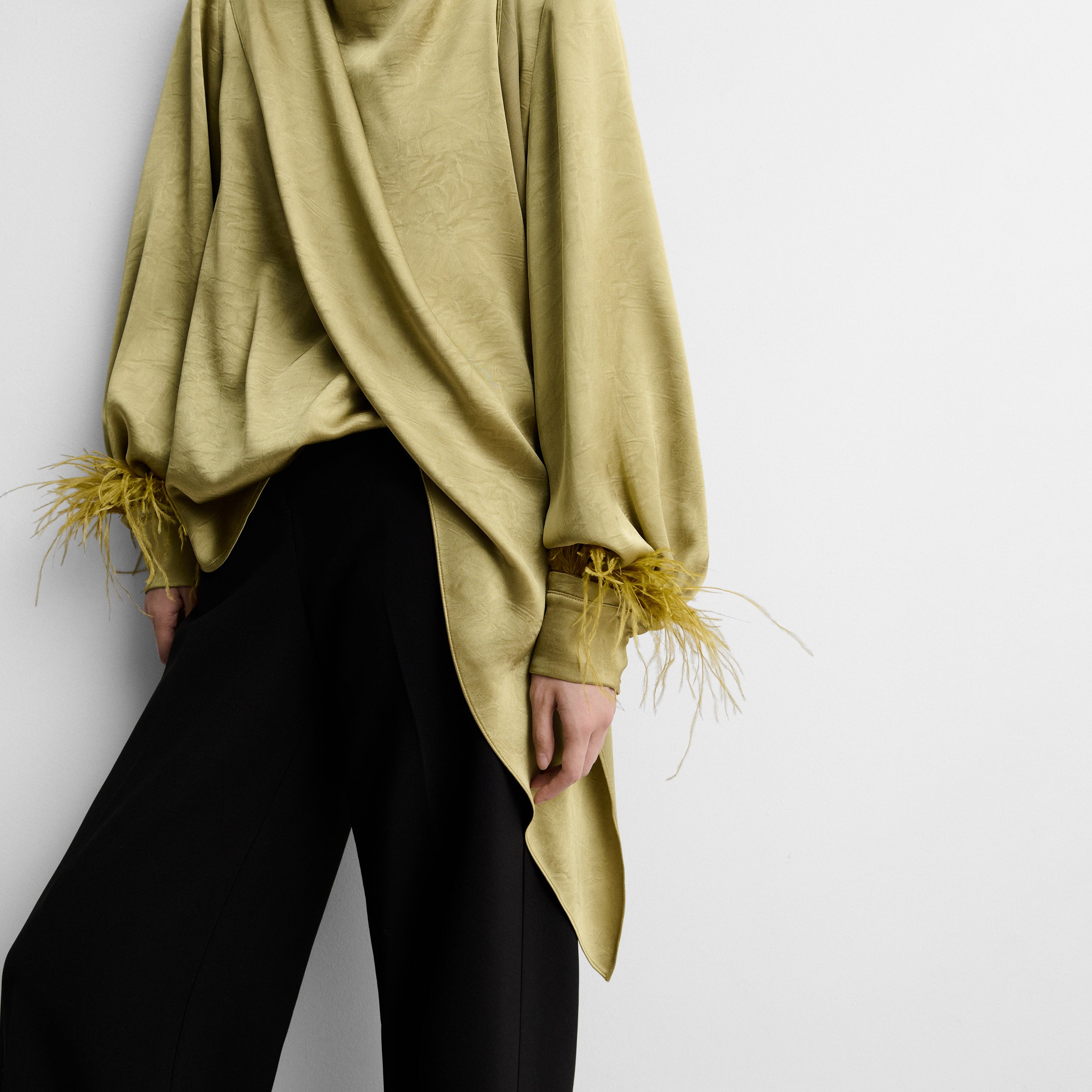 Blouse satinée à plumes