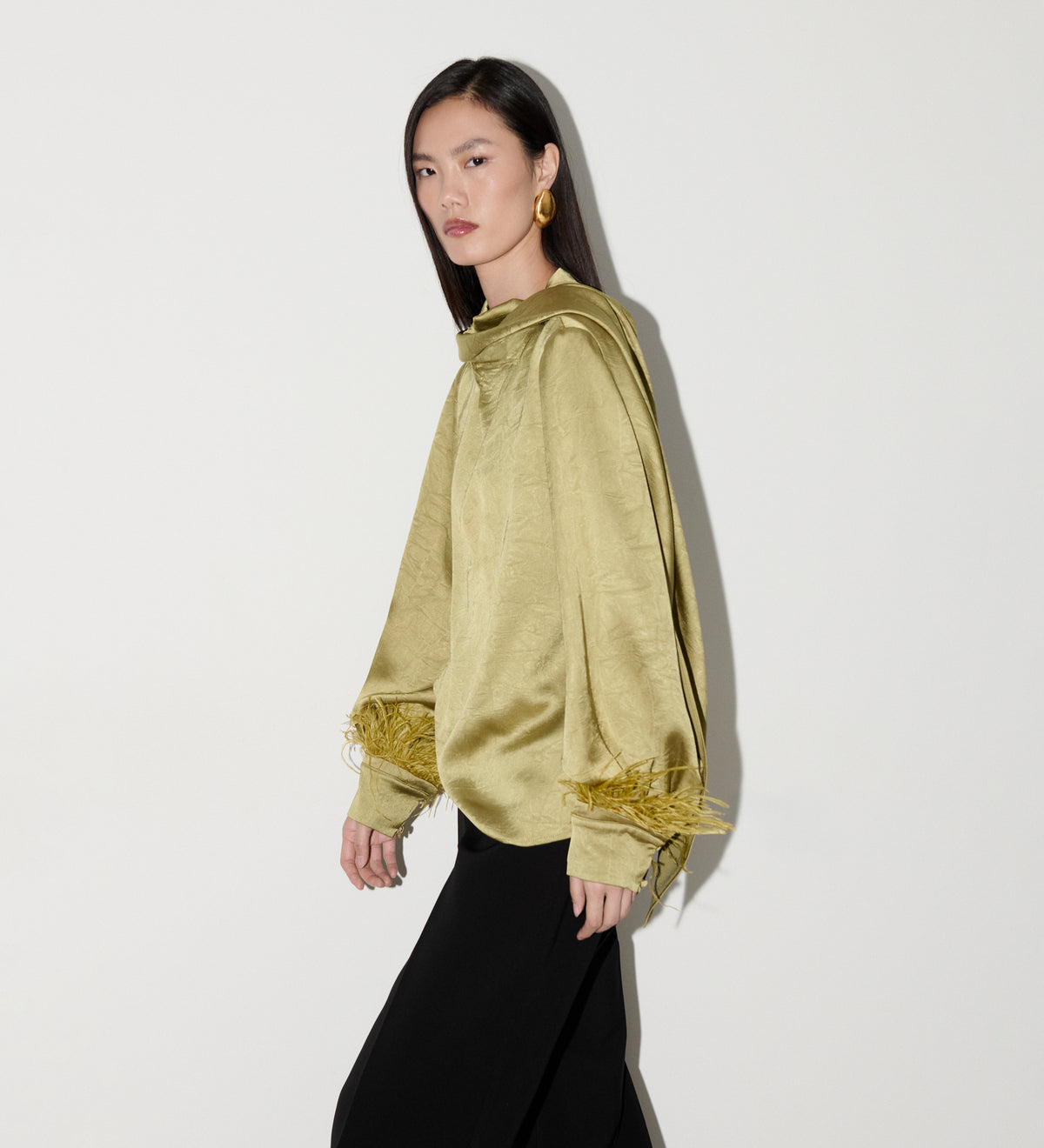 Blusa satinada plumas