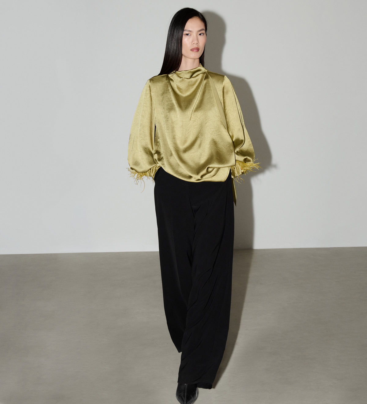 Blusa satinada plumas