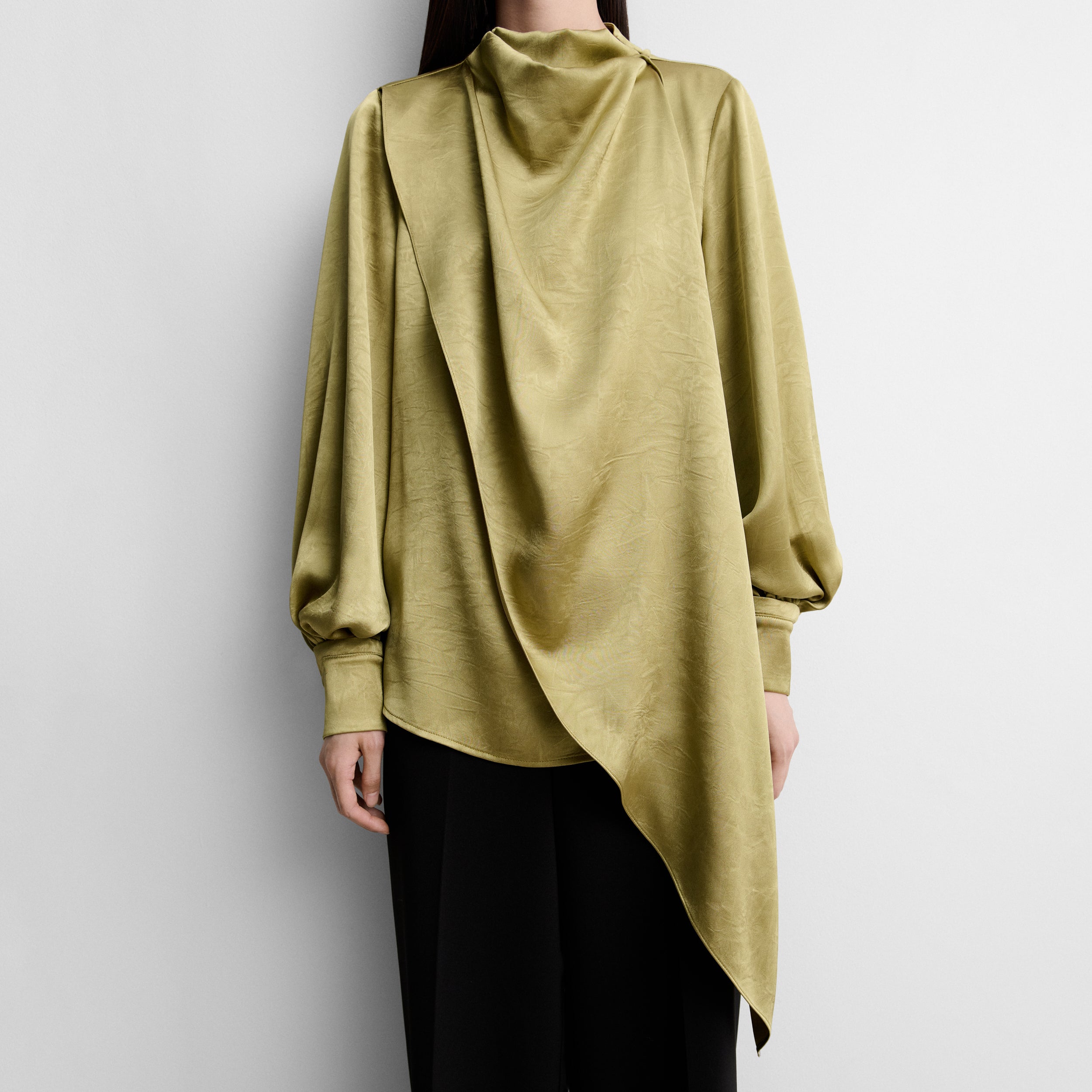 Blouse satinée à plumes