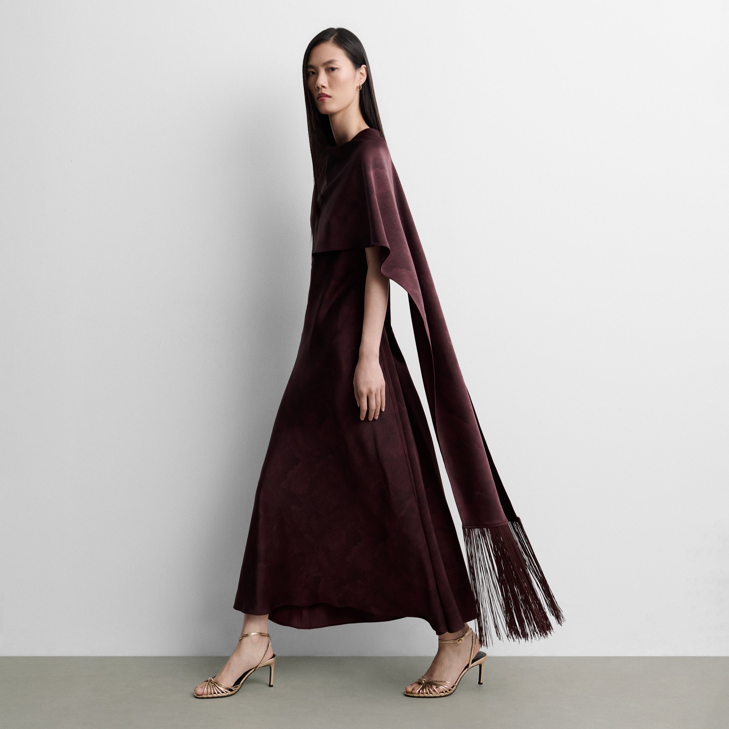 Robe longue satinée avec châle