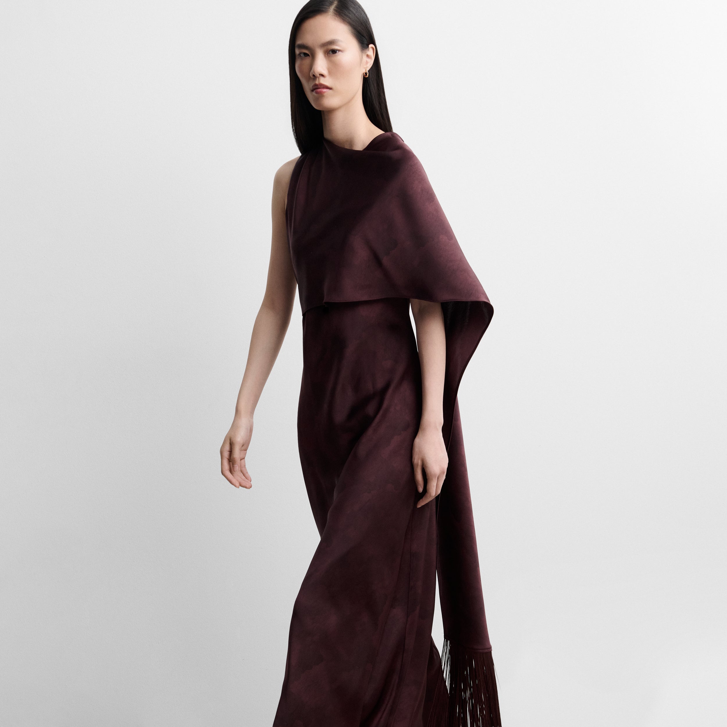 Robe longue satinée avec châle