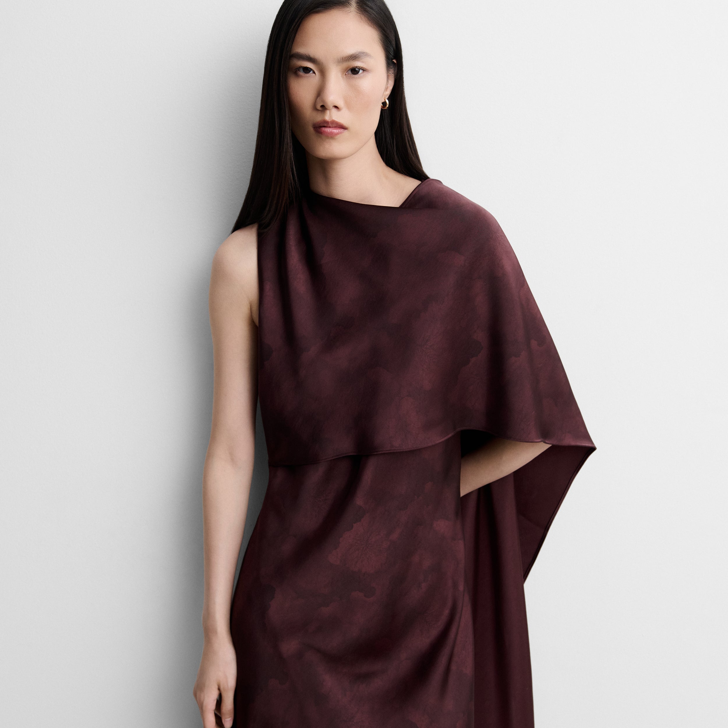 Robe longue satinée avec châle