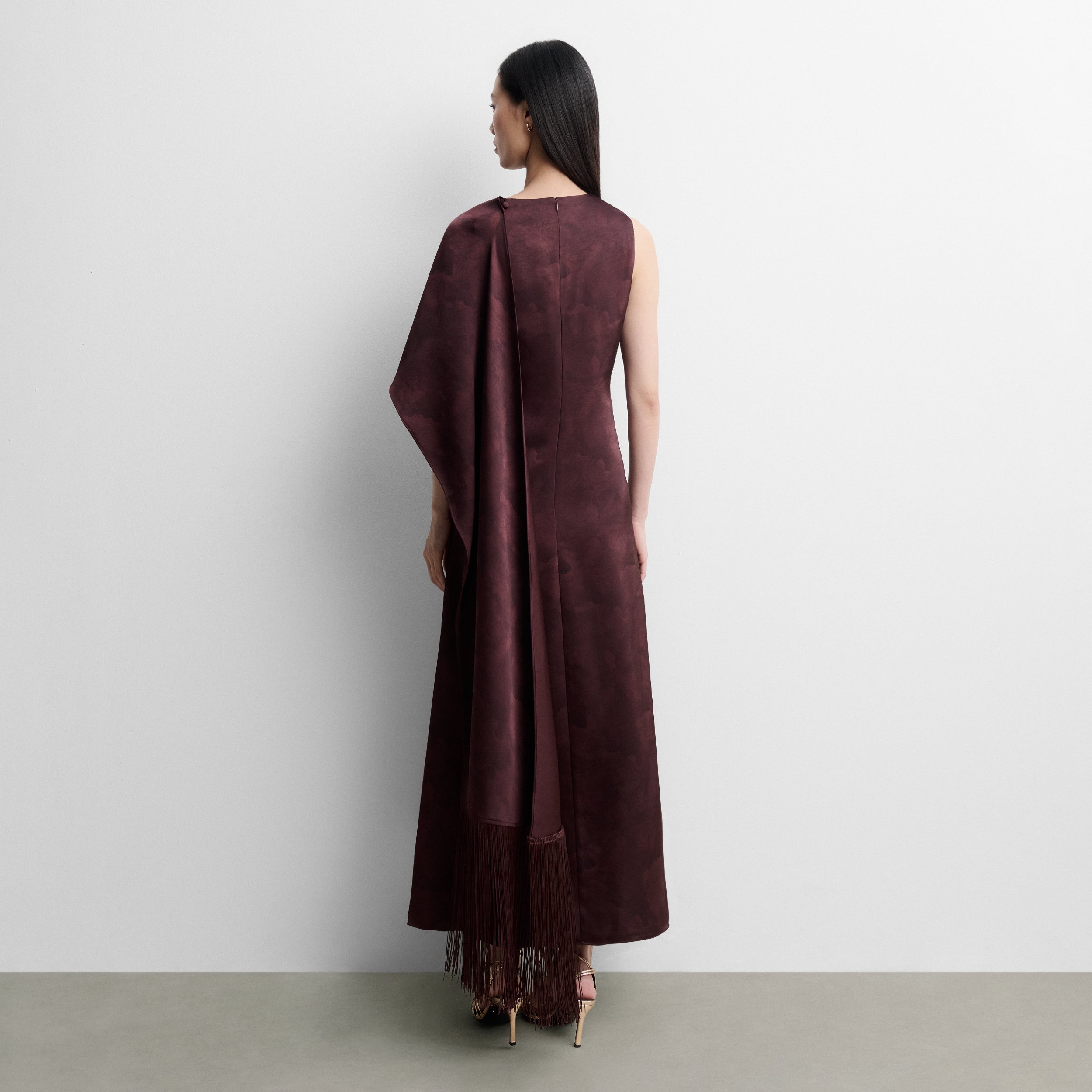 Robe longue satinée avec châle