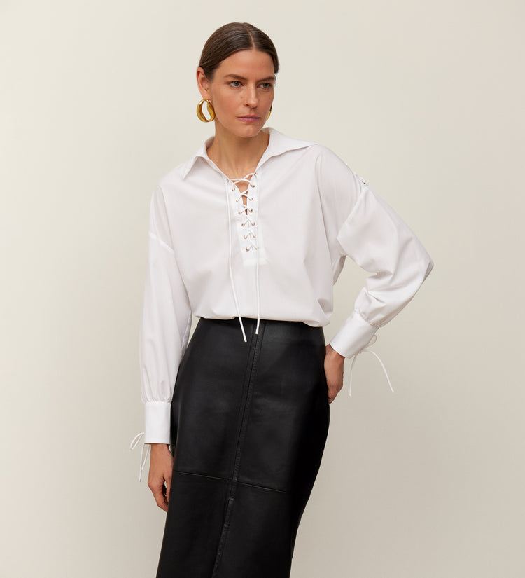 La chemise à œillets et nœuds