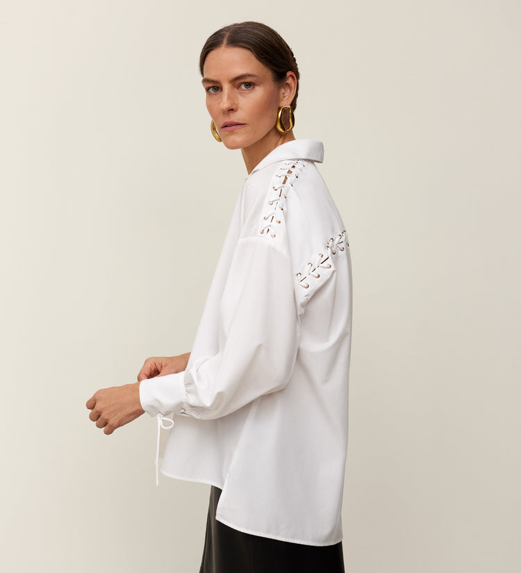 La chemise à œillets et nœuds