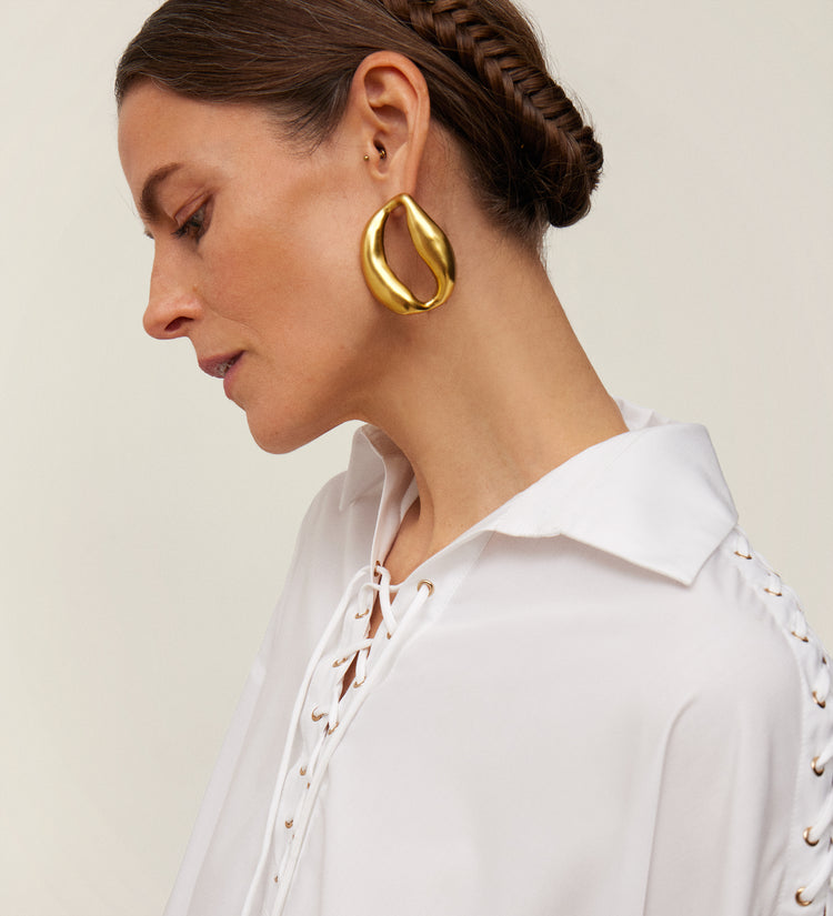 La chemise à œillets et nœuds