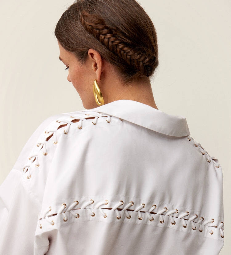 La chemise à œillets et nœuds