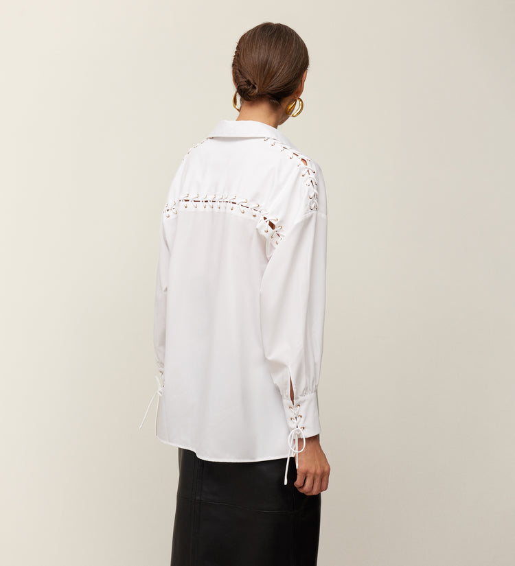 La chemise à œillets et nœuds