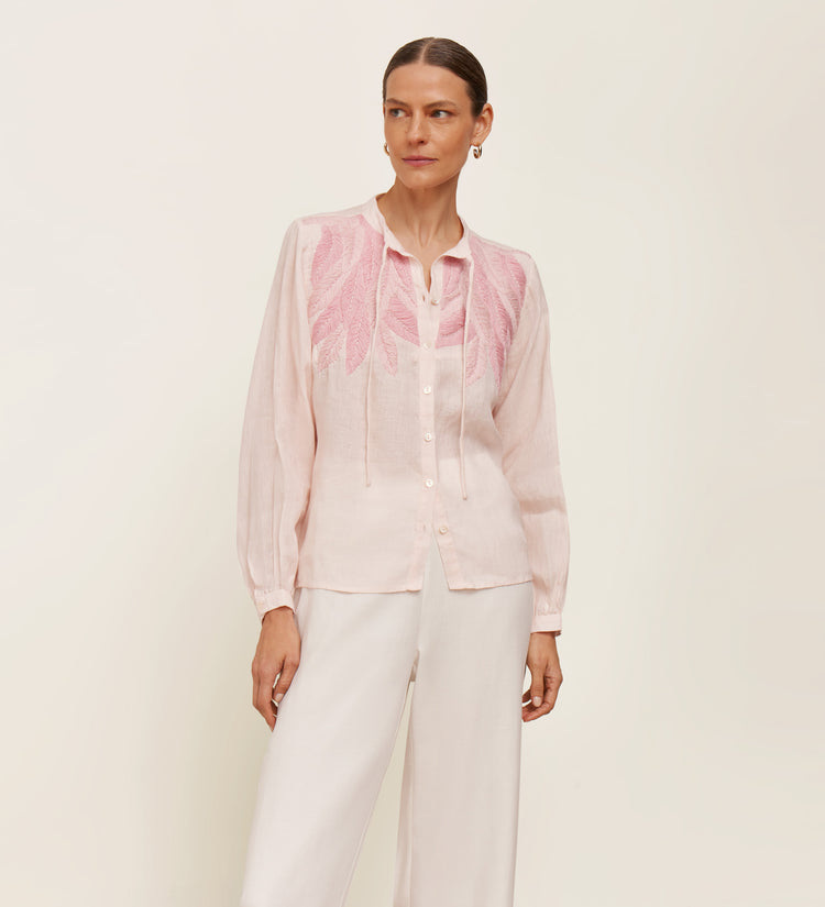 Blouse brodée à la main