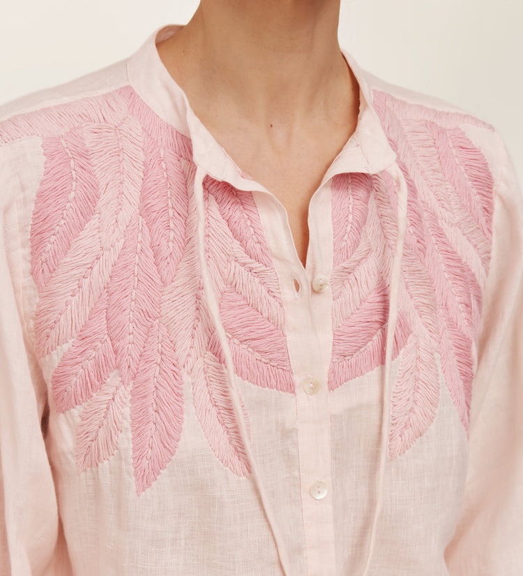 Blouse brodée à la main