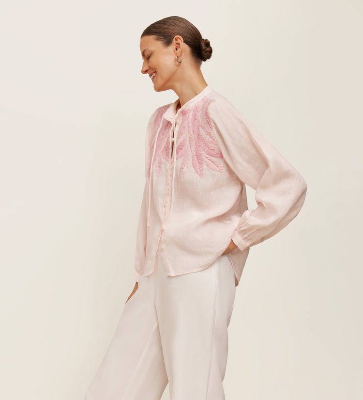 Blouse brodée à la main