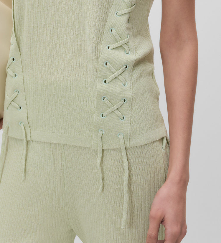 Top tricot eyelets