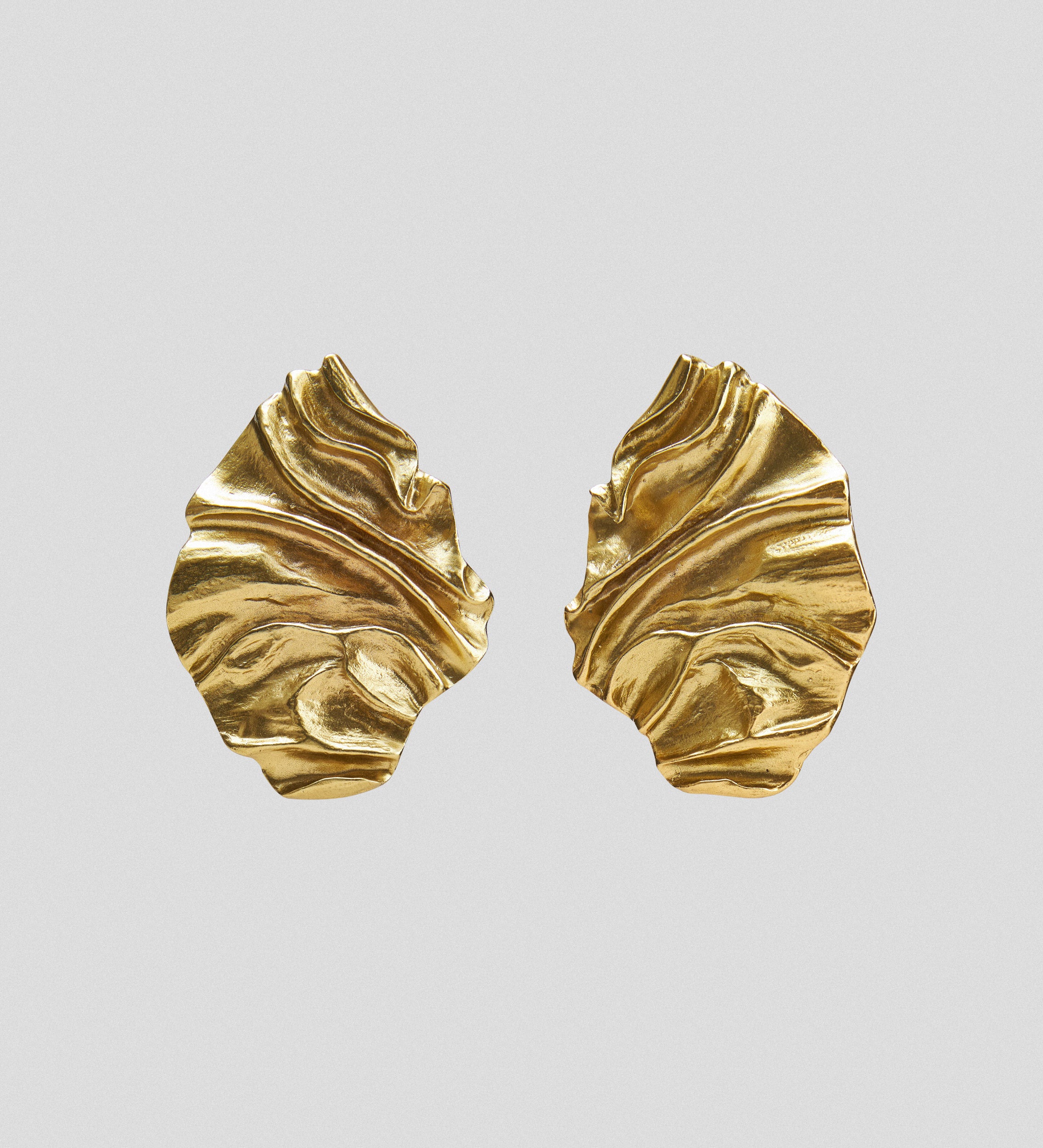 Three-dimensional oval earring