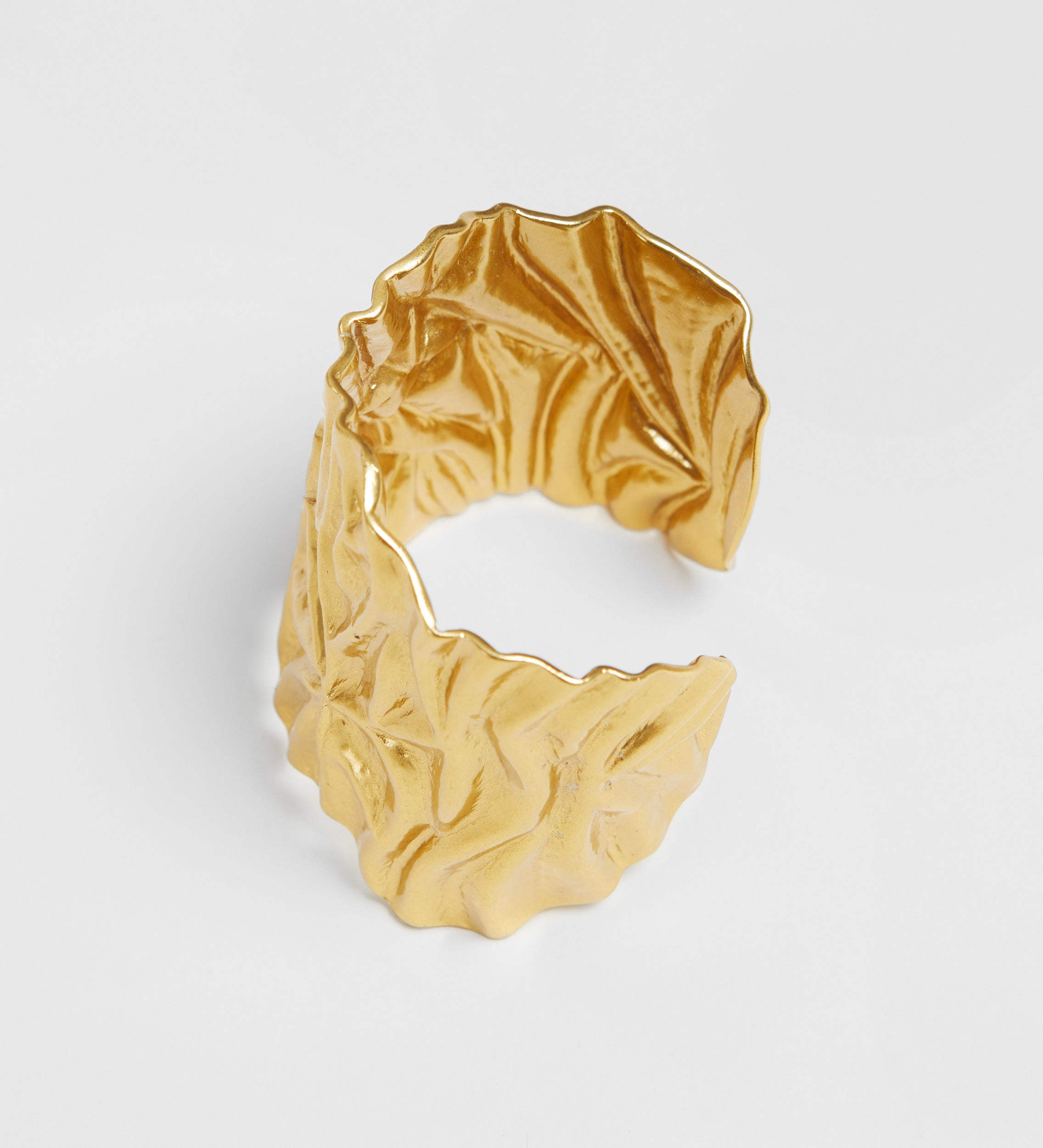 Wide three-dimensional bracelet