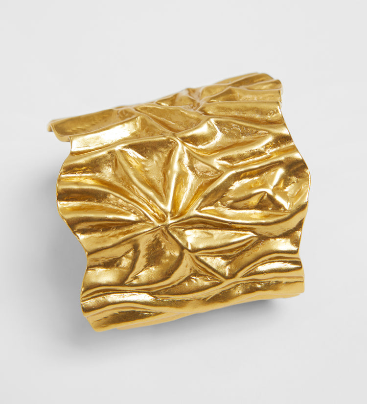 Wide three-dimensional bracelet