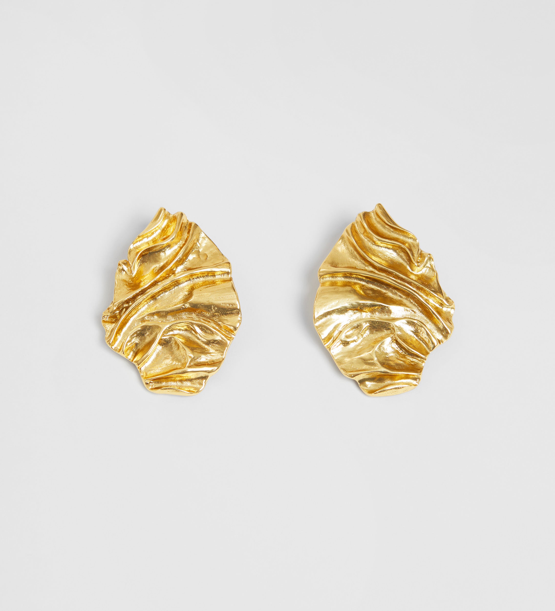 Three-dimensional oval earring